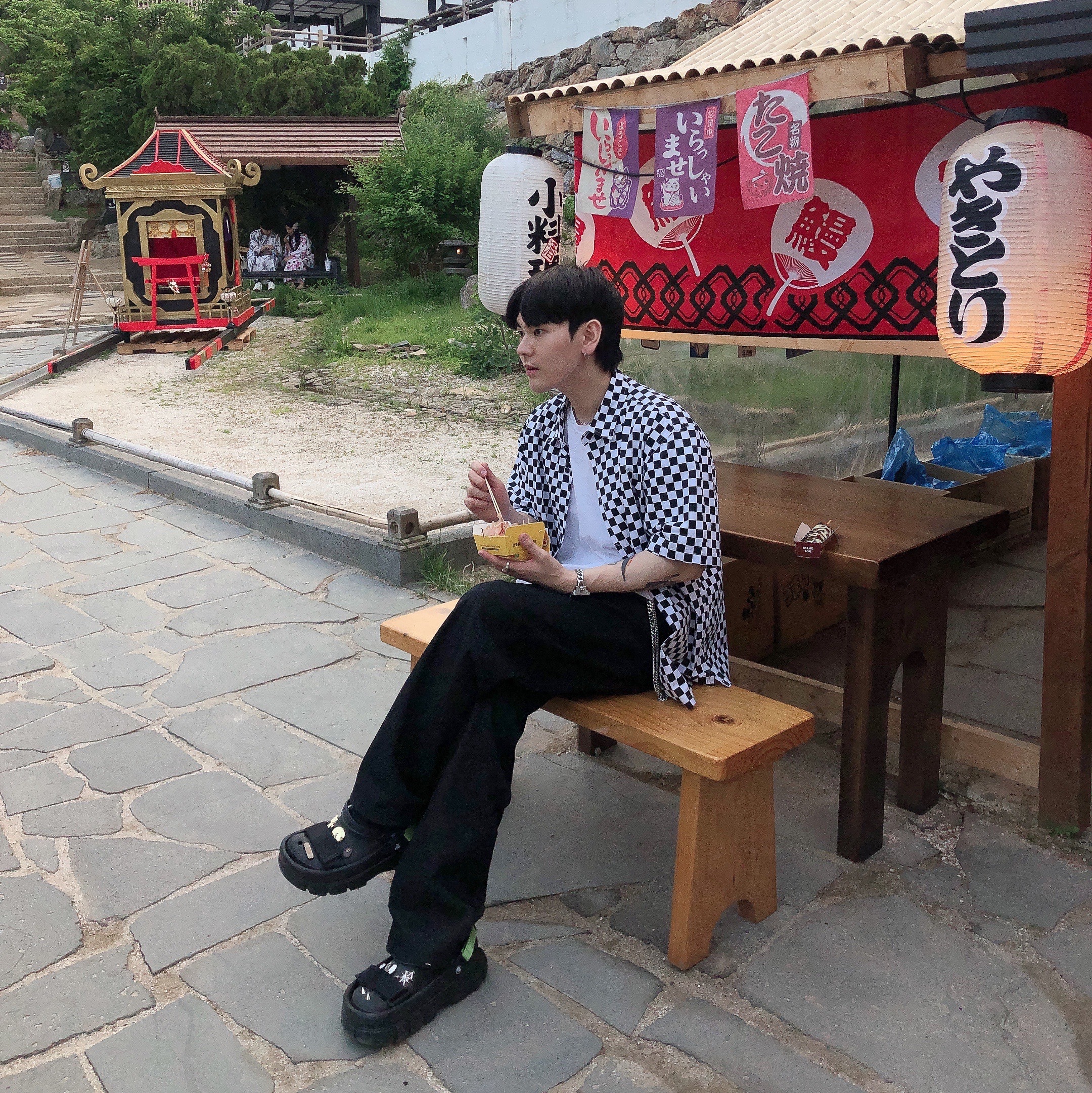Crocs x Sankuanz Classic Clog Black 착용 스타일 - 3