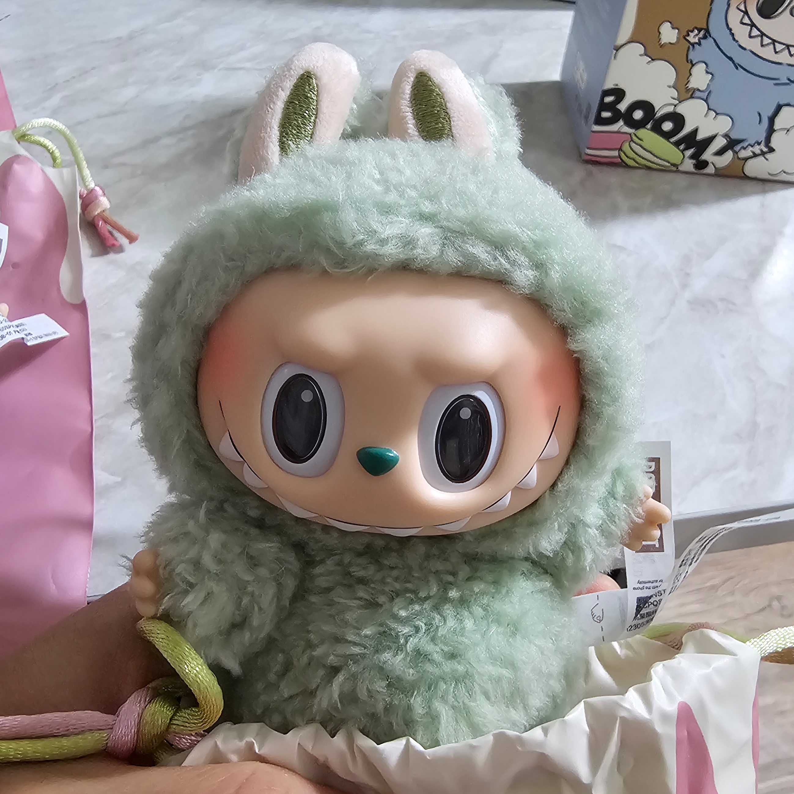 Pop Mart Labubu The Monsters Labubu Tasty Macarons Series Green Grape Keyring 착용 스타일