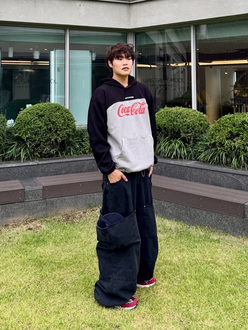 SPORT CHAMBER x Coca-Cola Hood T-shirt Black 착용 스타일 - 2