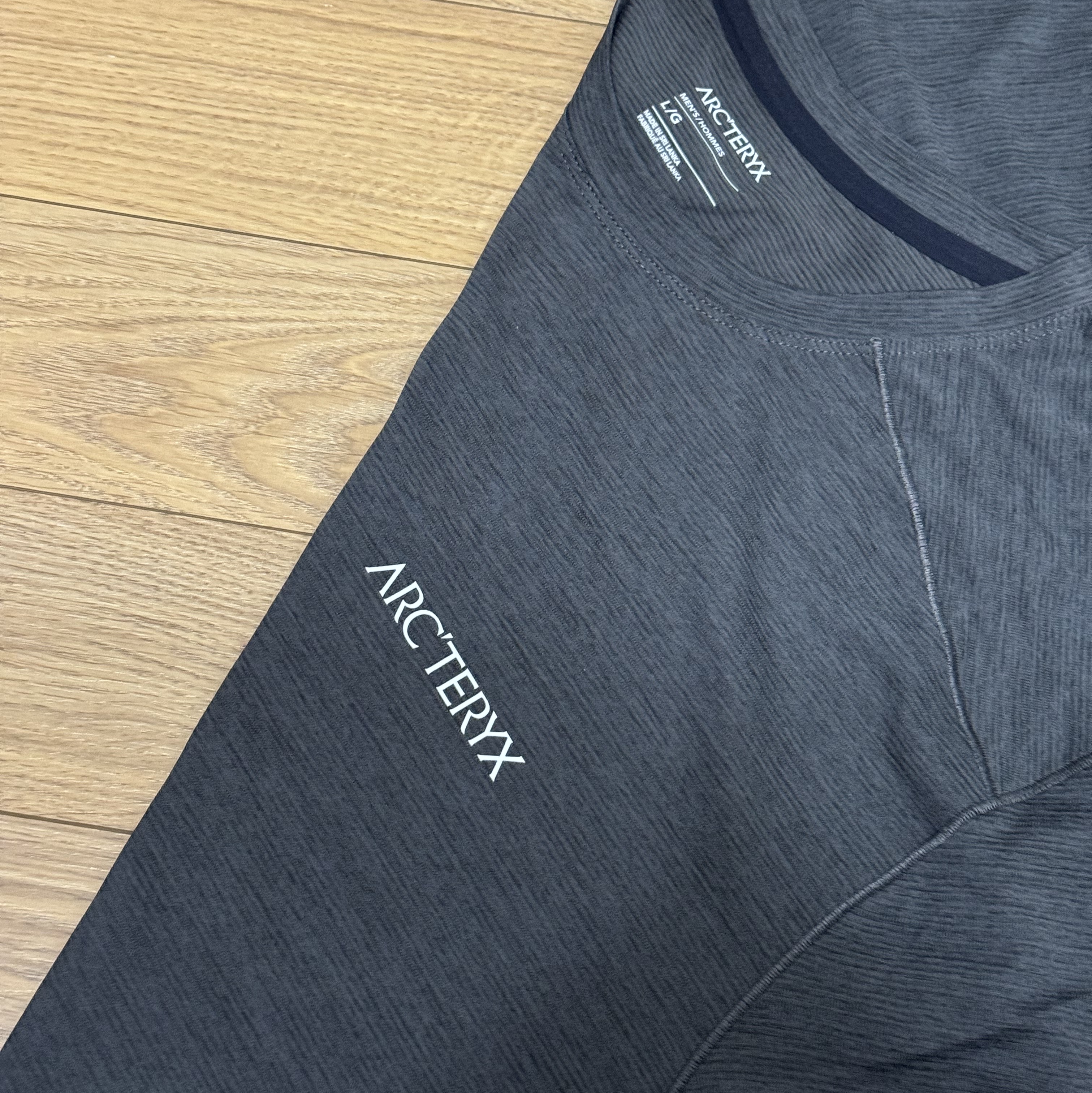 Arc'teryx Cormac Arc'Bird Logo SS T-Shirt Black Heather 착용 스타일 - 2