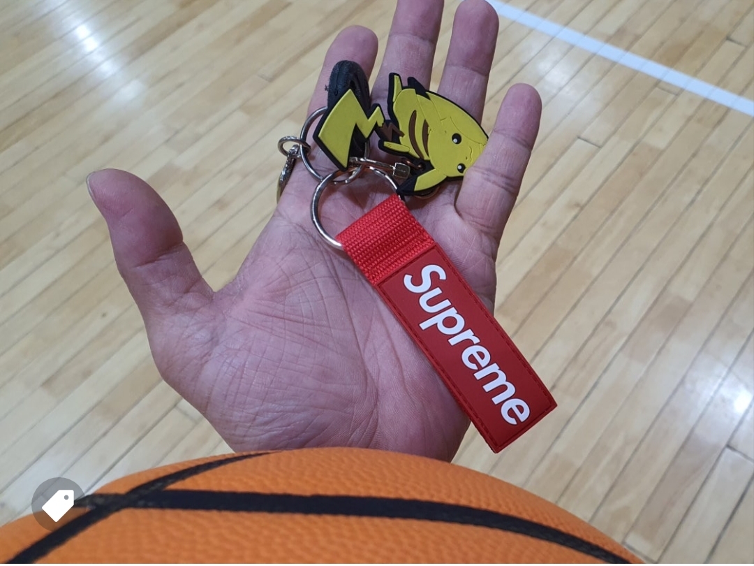 Supreme Webbing Keychain Red - 23SS 착용 스타일