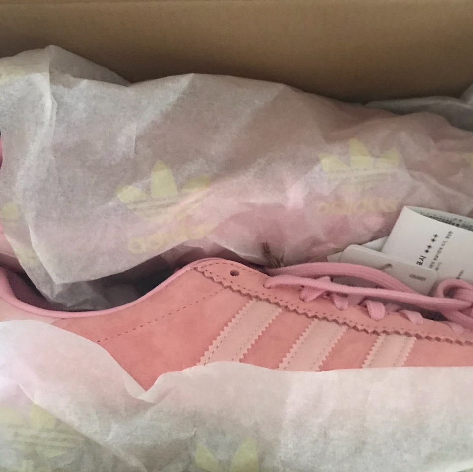 Adidas Bermuda Glow Pink 착용 스타일