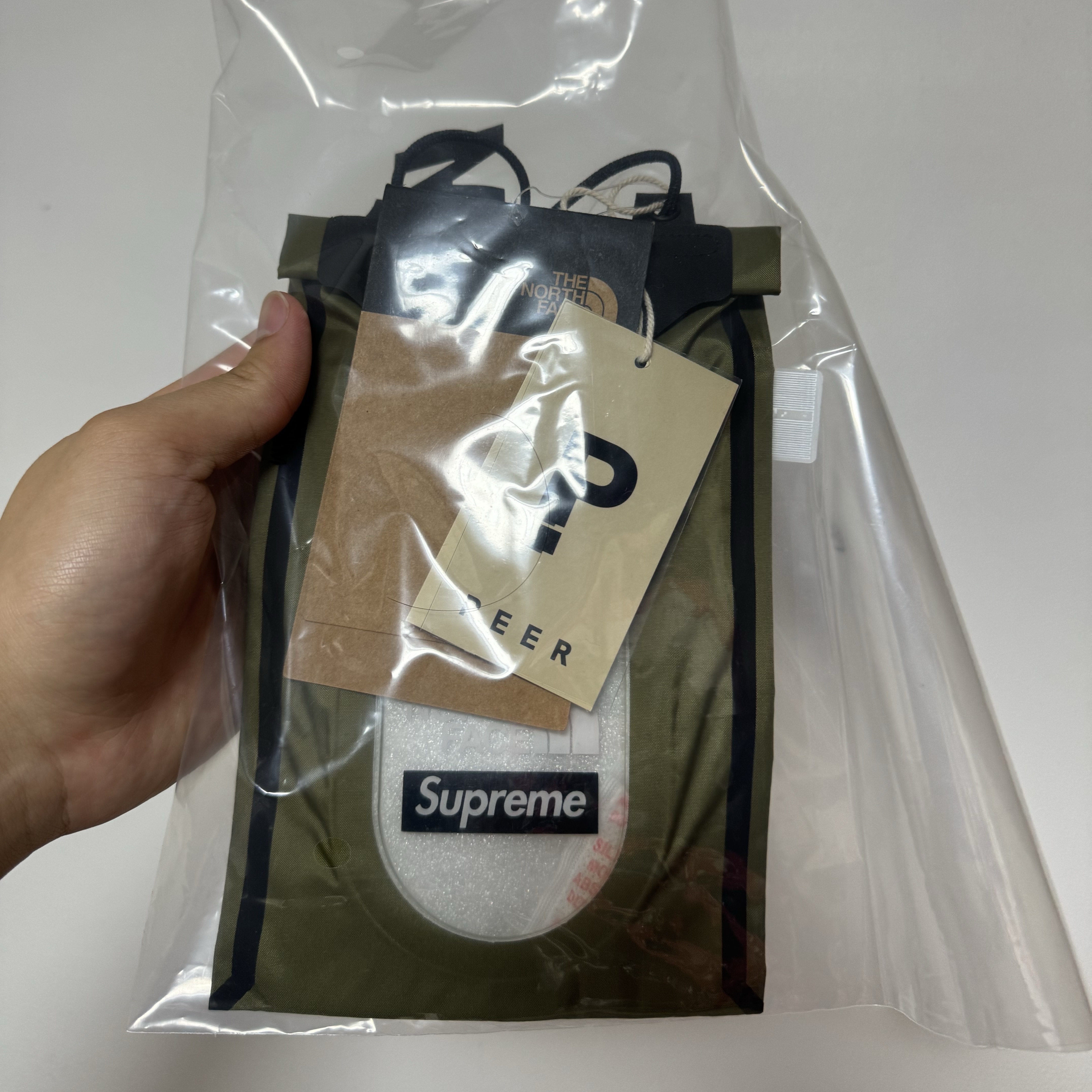 Supreme x The North Face Summit Series Outer Tape Seam Neck Pouch Olive - 21SS 착용 스타일