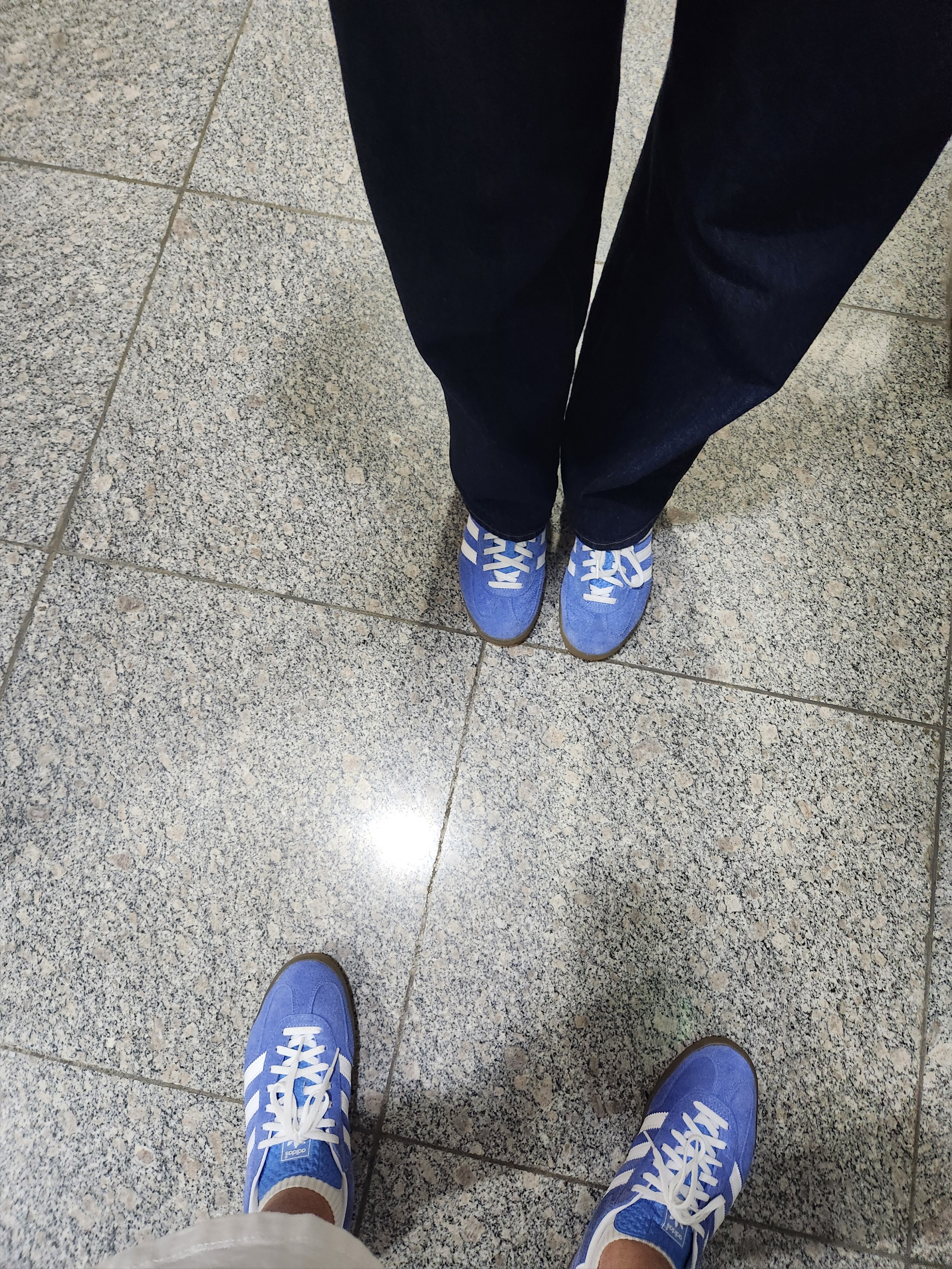 (W) Adidas Gazelle Indoor Blue Fusion Cloud White 착용 스타일