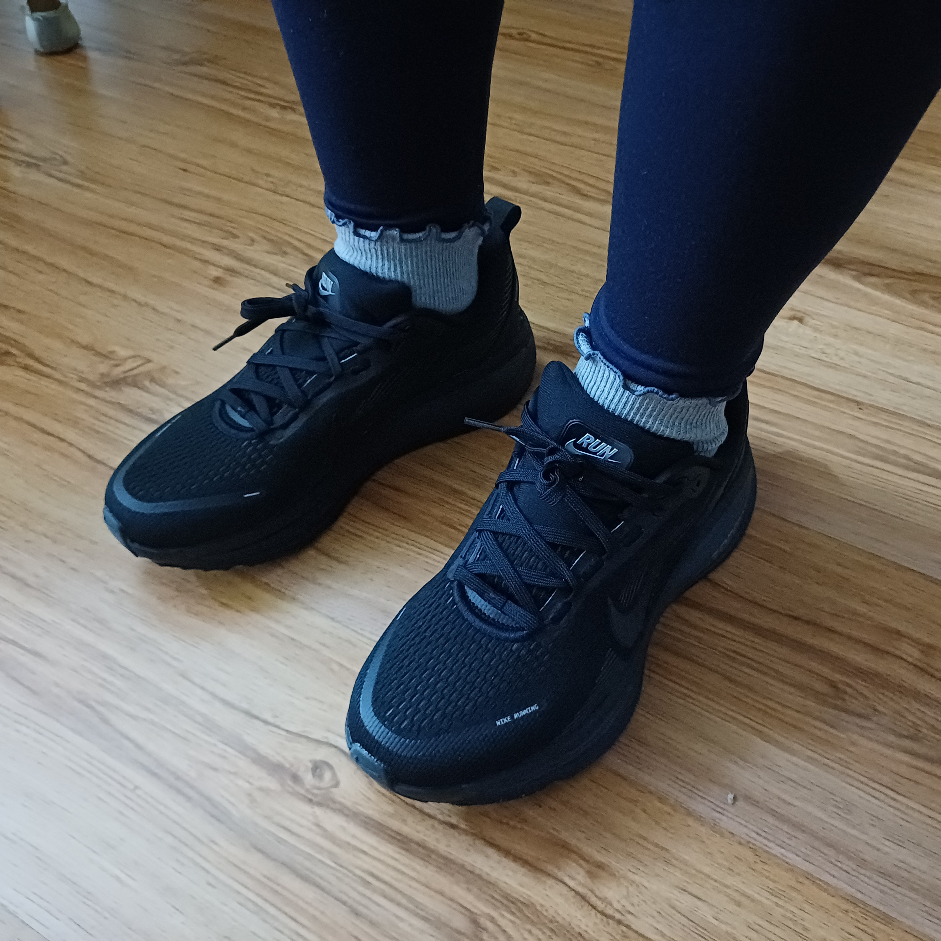 Nike Vomero 18 Black Dark Smoke Grey 착용 스타일 - 2