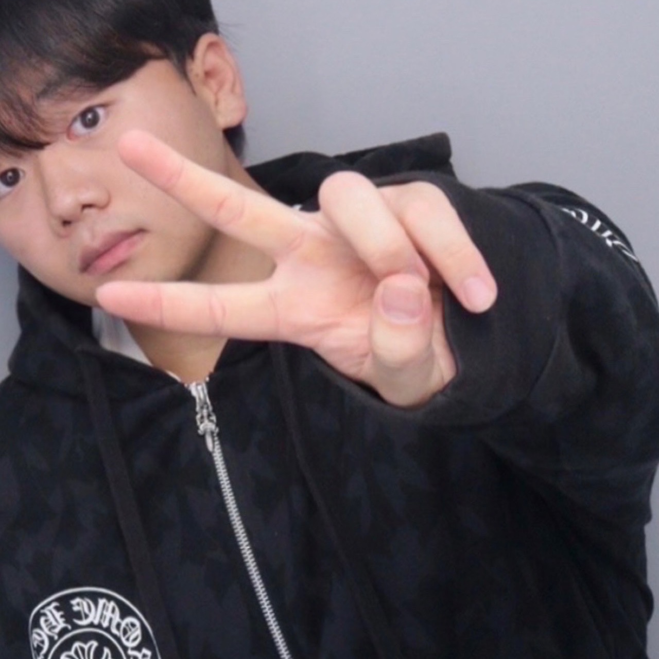 Chrome Hearts Cemetery Cross Print Pullover Hoodie Black 착용 스타일 - 1