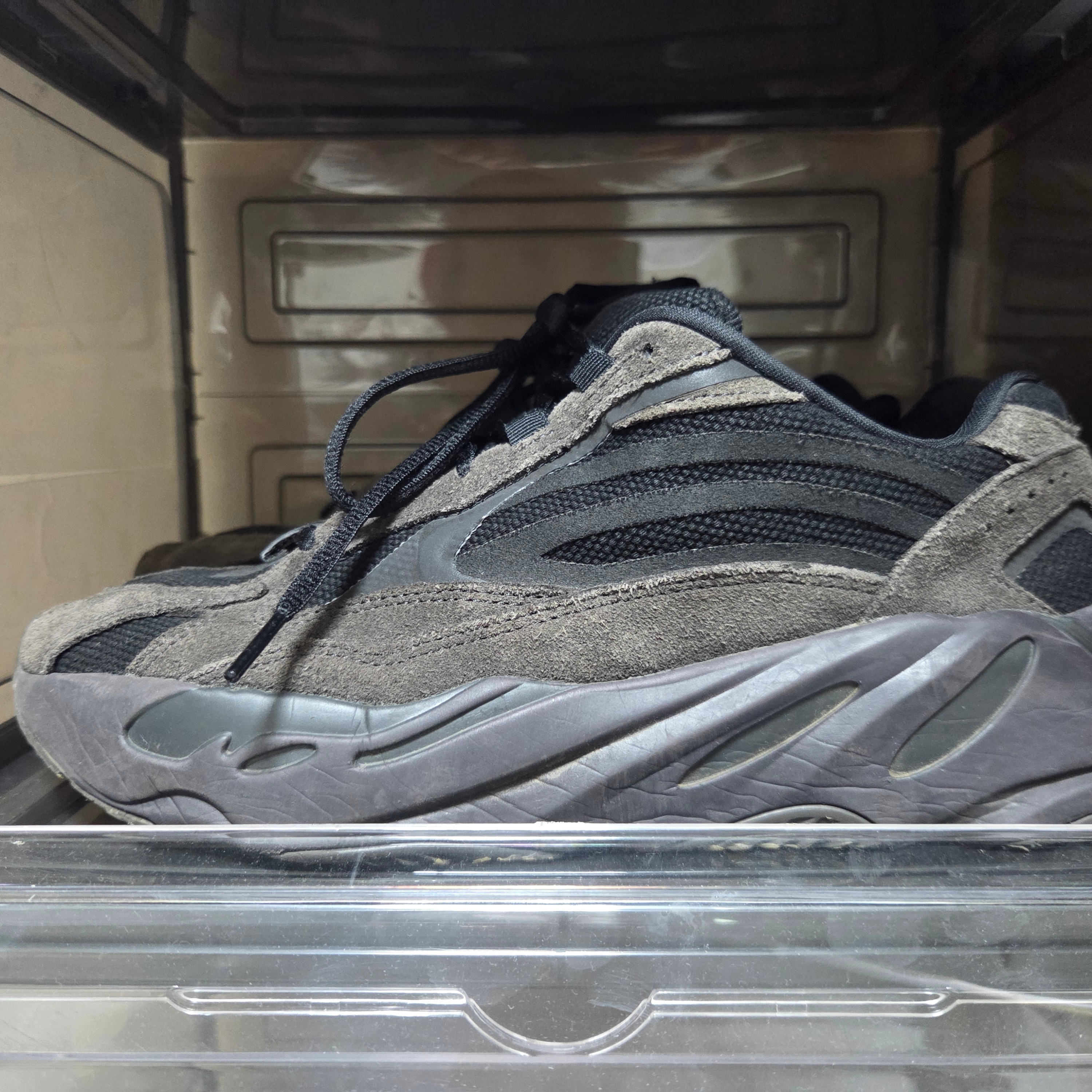 Adidas Yeezy Boost 700 V2 Vanta 2019 착용 스타일