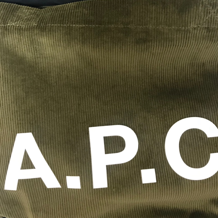A.P.C. Diane Corduroy Tote Bag Khaki 착용 스타일