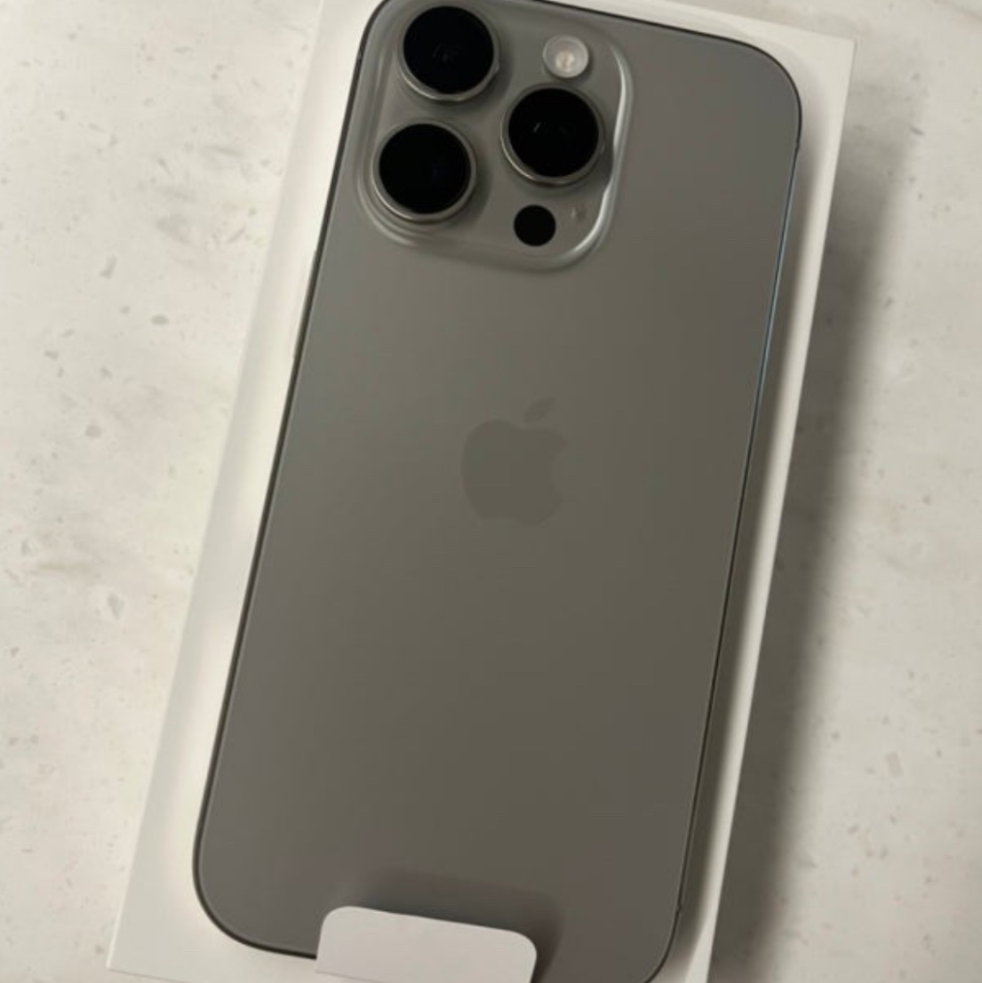 Apple iPhone 16 Pro 256GB Natural Titanium (Korean Ver.) 착용 스타일