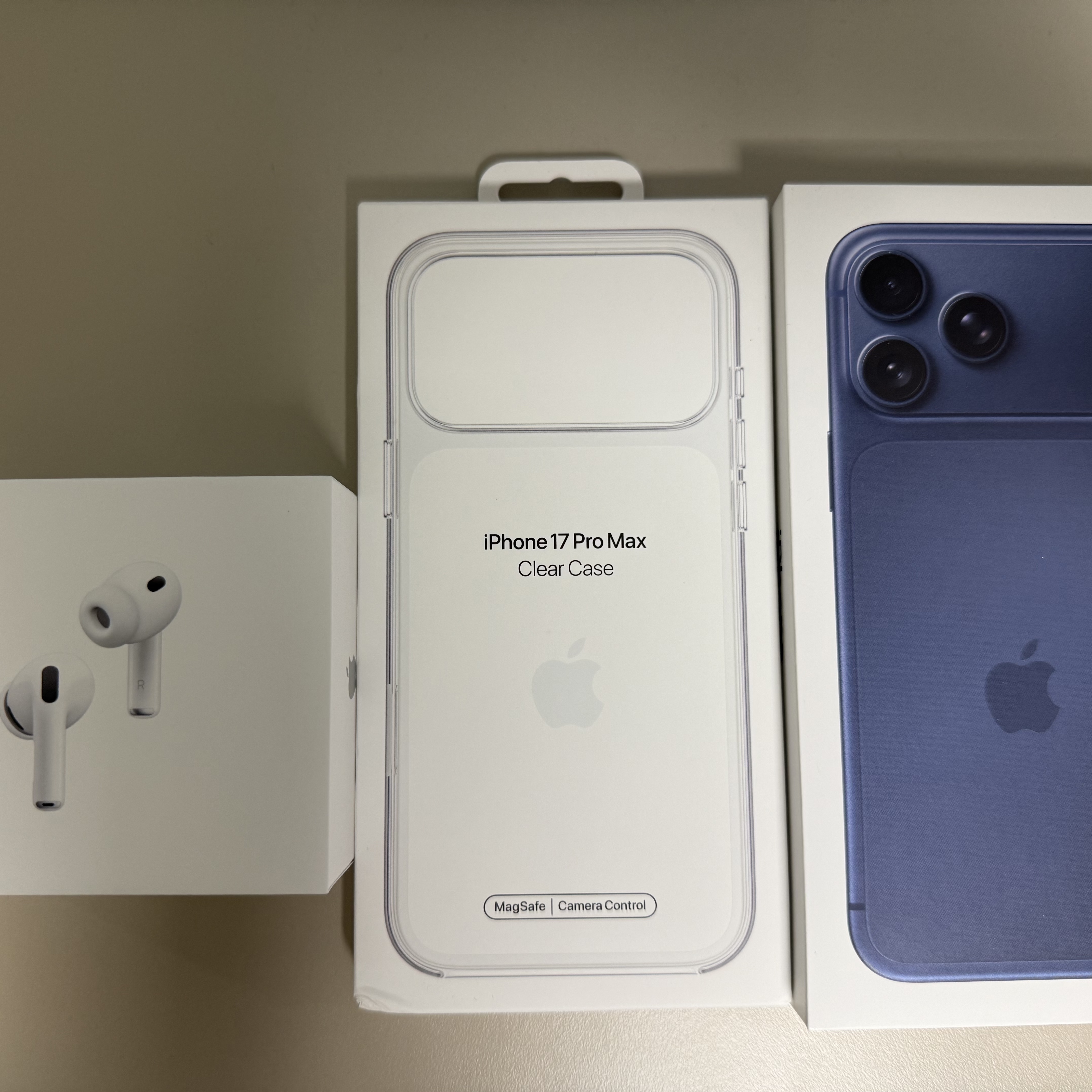 Apple iPhone 17 Pro Max 256GB Deep Blue, Apple iPhone 16 Pro Max 256GB Black Titanium (Korean Ver.) 착용 스타일 - 2