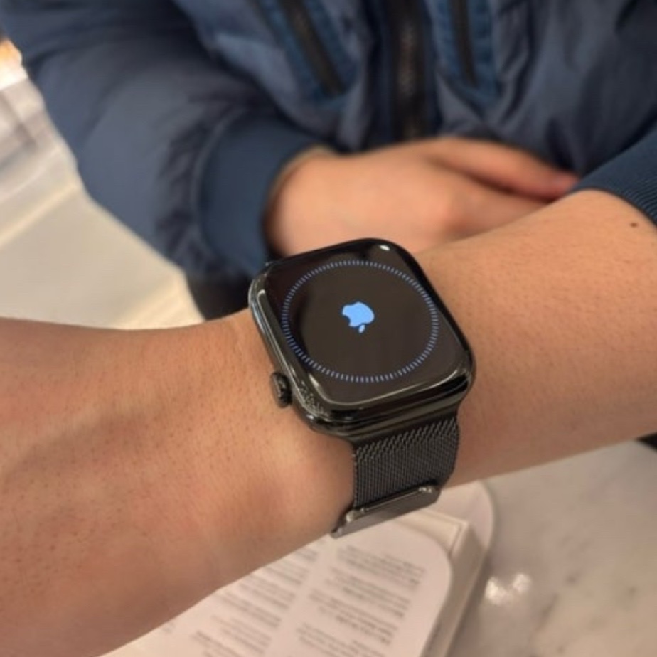 Apple Watch Series 10 42mm GPS Jet Black Aluminium Case with Sport Band S/M Black (Korean Ver.) 착용 스타일