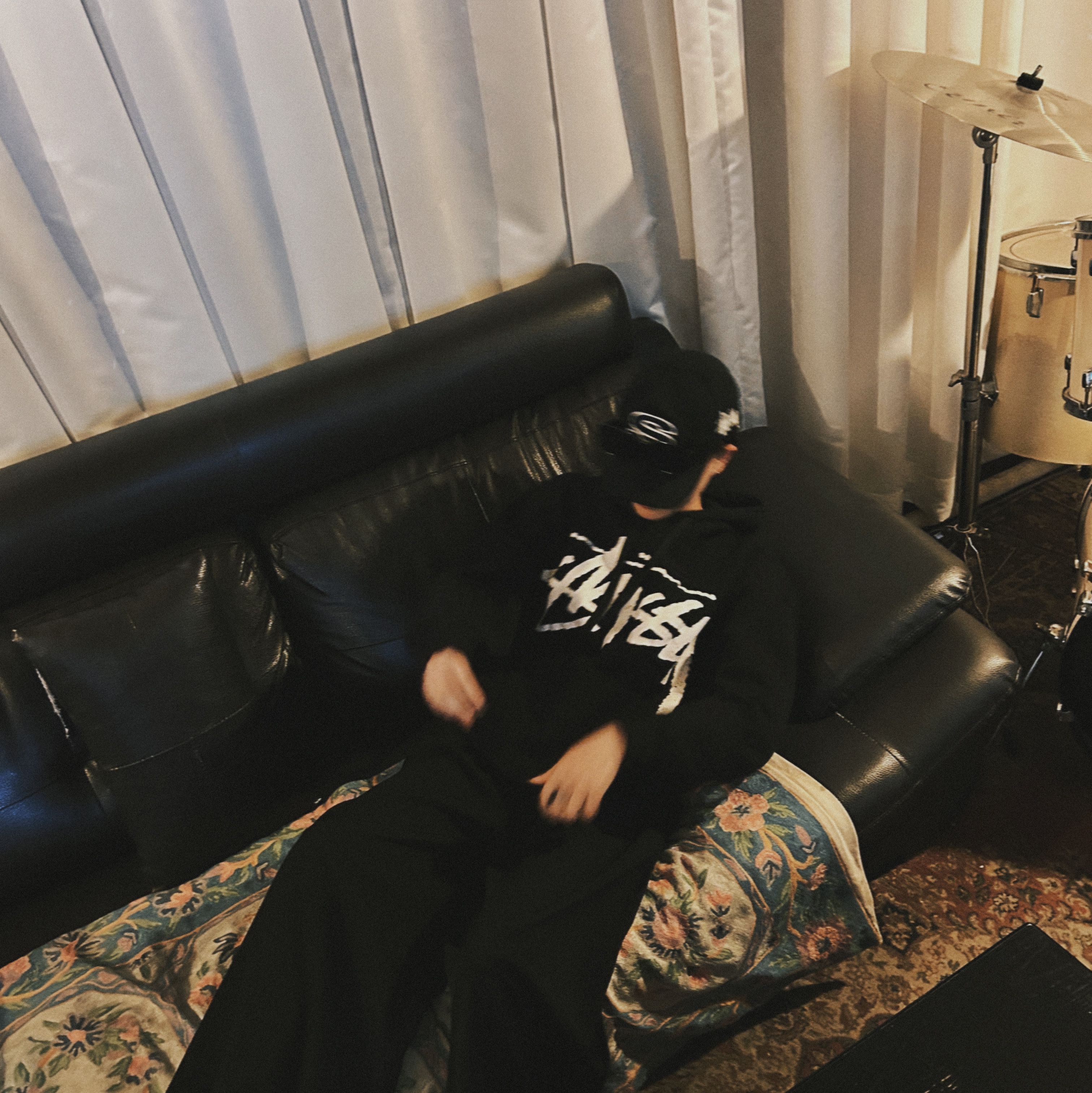 Stussy Chenille S Low Pro Cap Black 착용 스타일 - 1