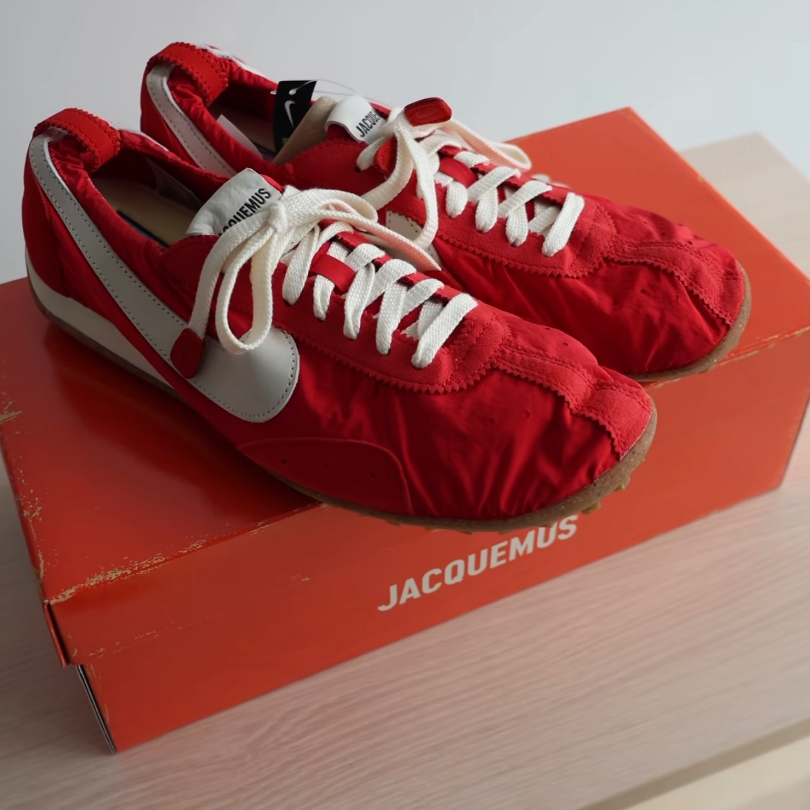 Nike x Jacquemus Moon Shoe SP University Red and Bicycle Yellow, Nike x Jacquemus Moon Shoe SP Off Noir Cashmere 착용 스타일 - 4