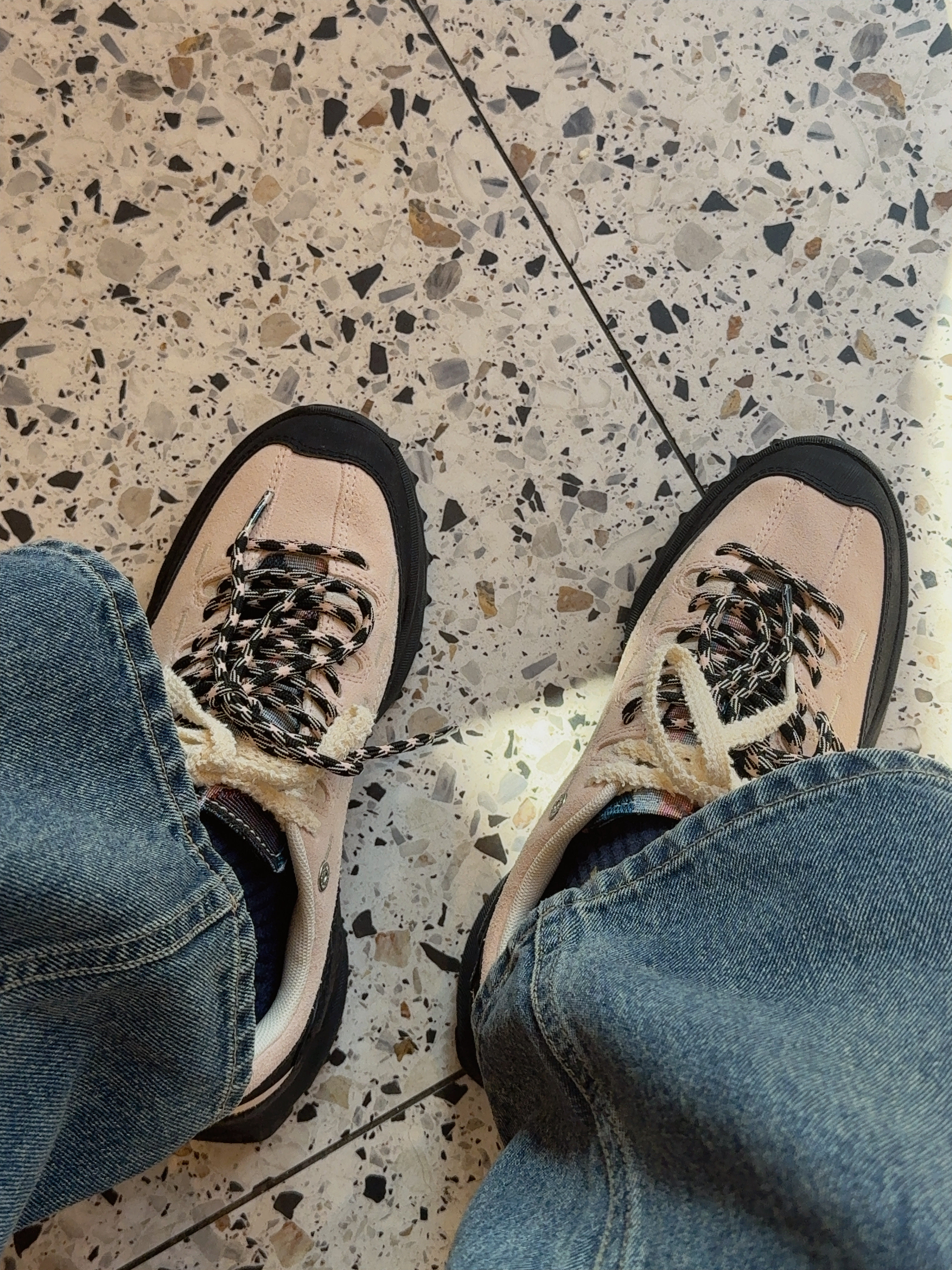SATUR X KEEN JASPER ZIONIC Light Pink 착용 스타일 - 2