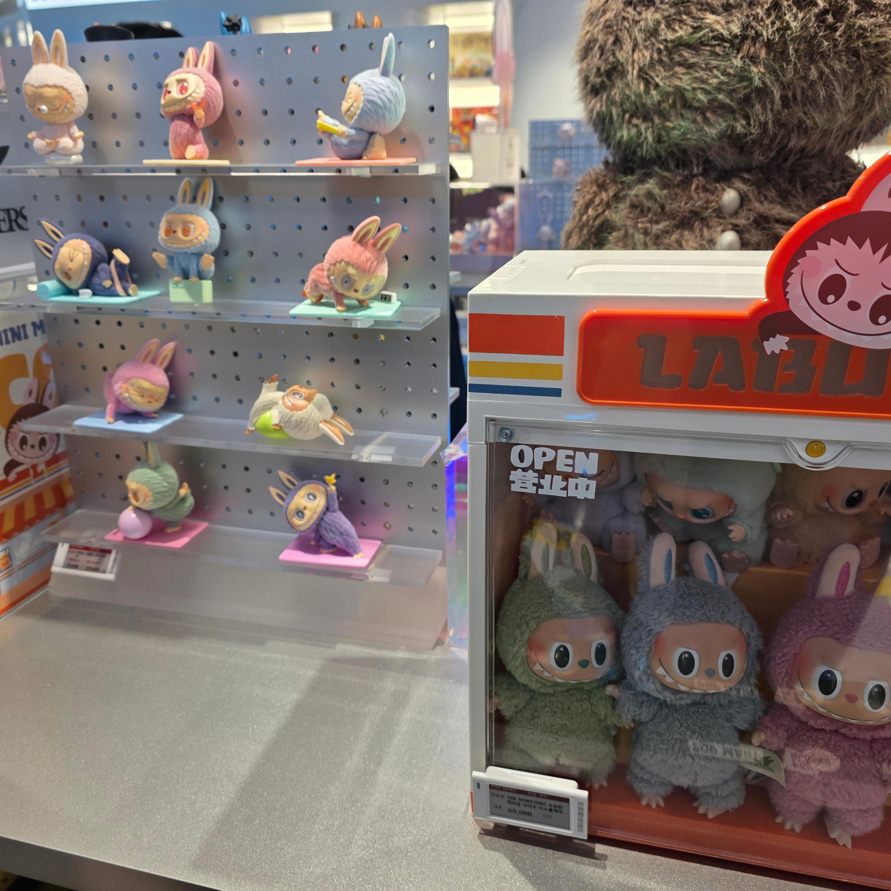 Pop Mart Labubu The Monsters Labubu Tasty Macarons Series Soymilk Keyring, Pop Mart Labubu The Monsters Labubu Tasty Macarons Series Sesame Bean Keyring (Opened Case) 착용 스타일 - 2