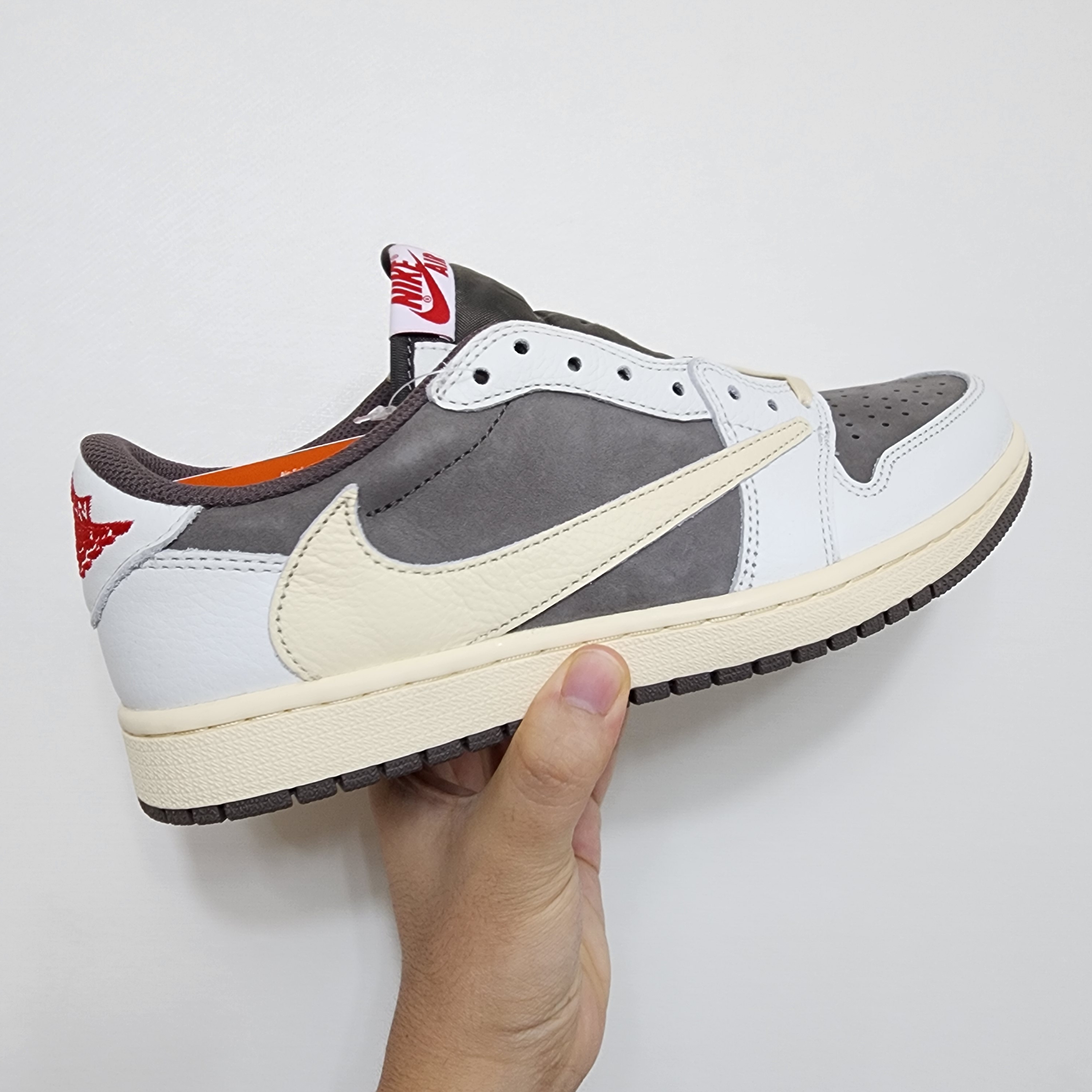 Jordan 1 x Travis Scott Retro Low OG SP Sail and Ridgerock 착용 스타일