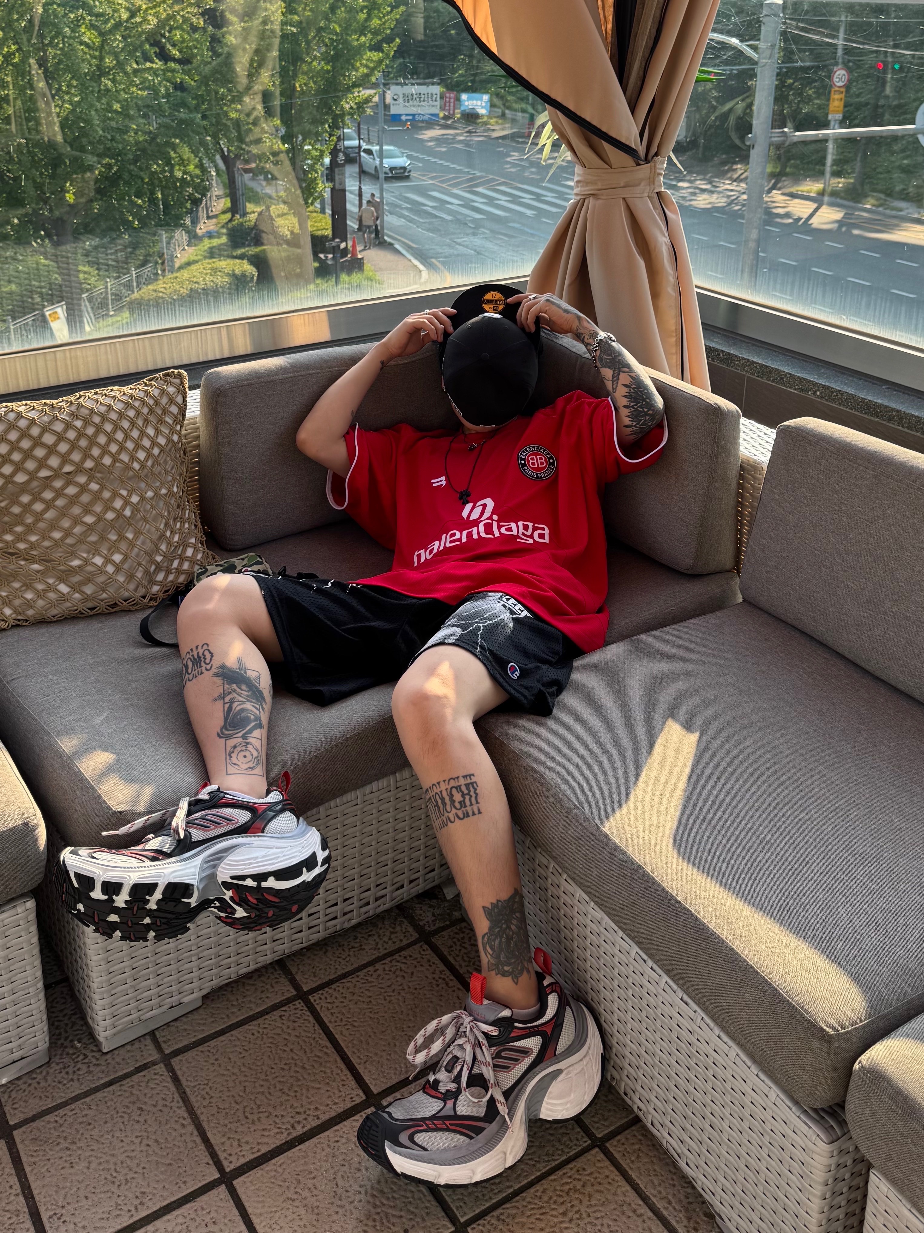Balenciaga 10XL Sneakers Grey White Red, Bape ABC Camo Shark Mini Bag Green 착용 스타일 - 3