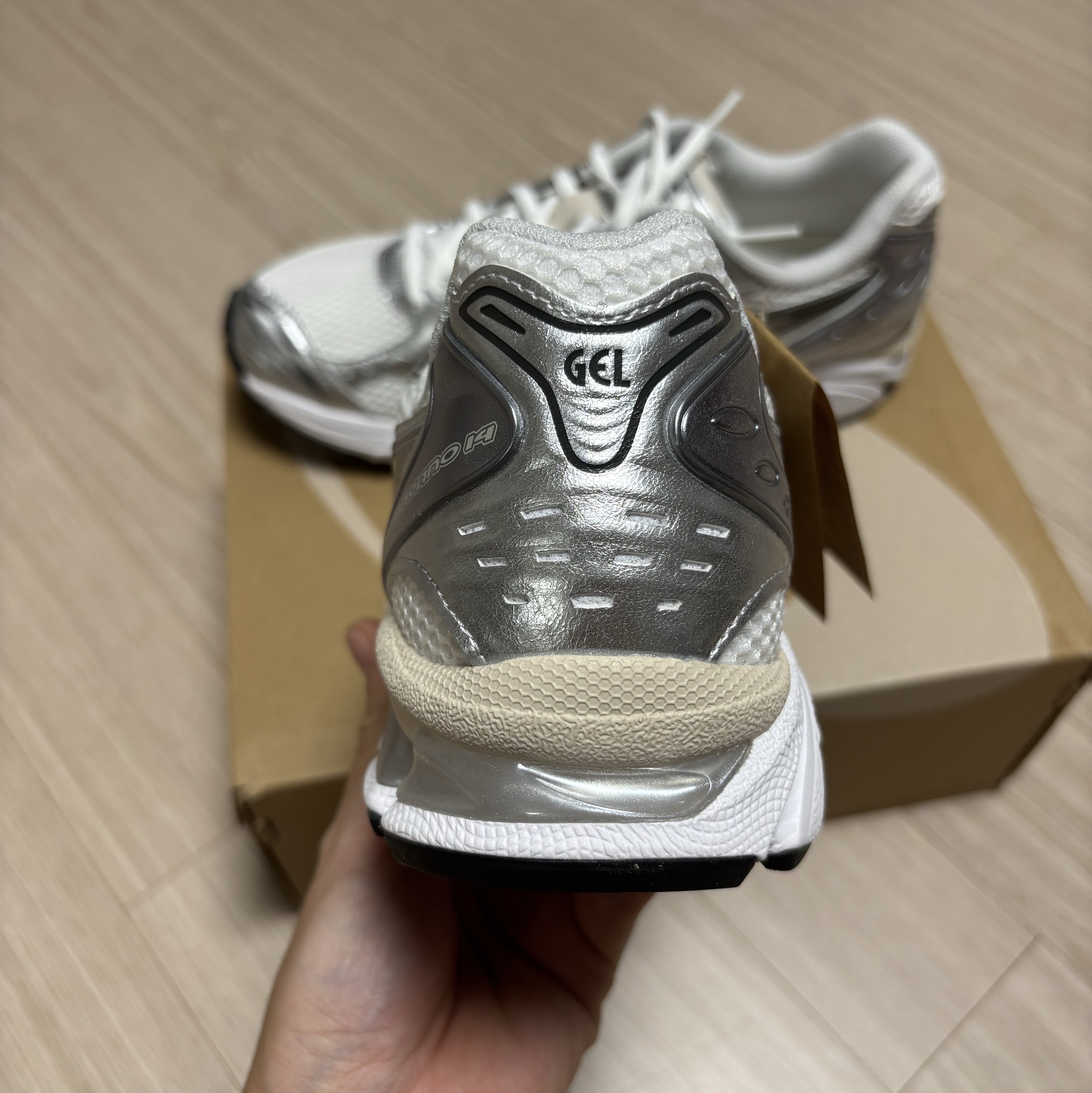 Asics Gel-Kayano 14 White Graphite Grey 착용 스타일 - 5