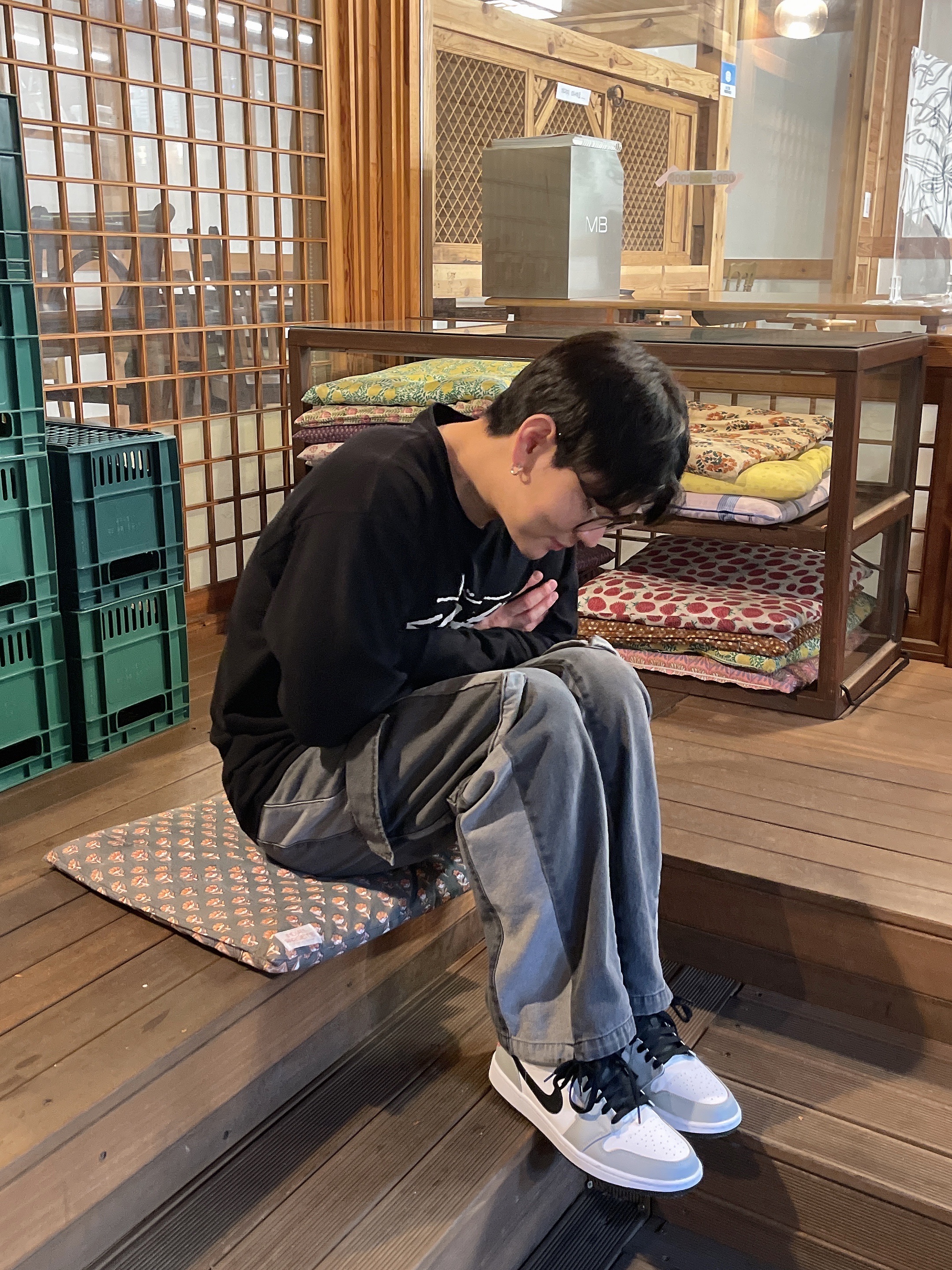 Jordan 1 Low Light Smoke Grey, Stussy Basic Stussy LS T-Shirt Black 착용 스타일 - 2