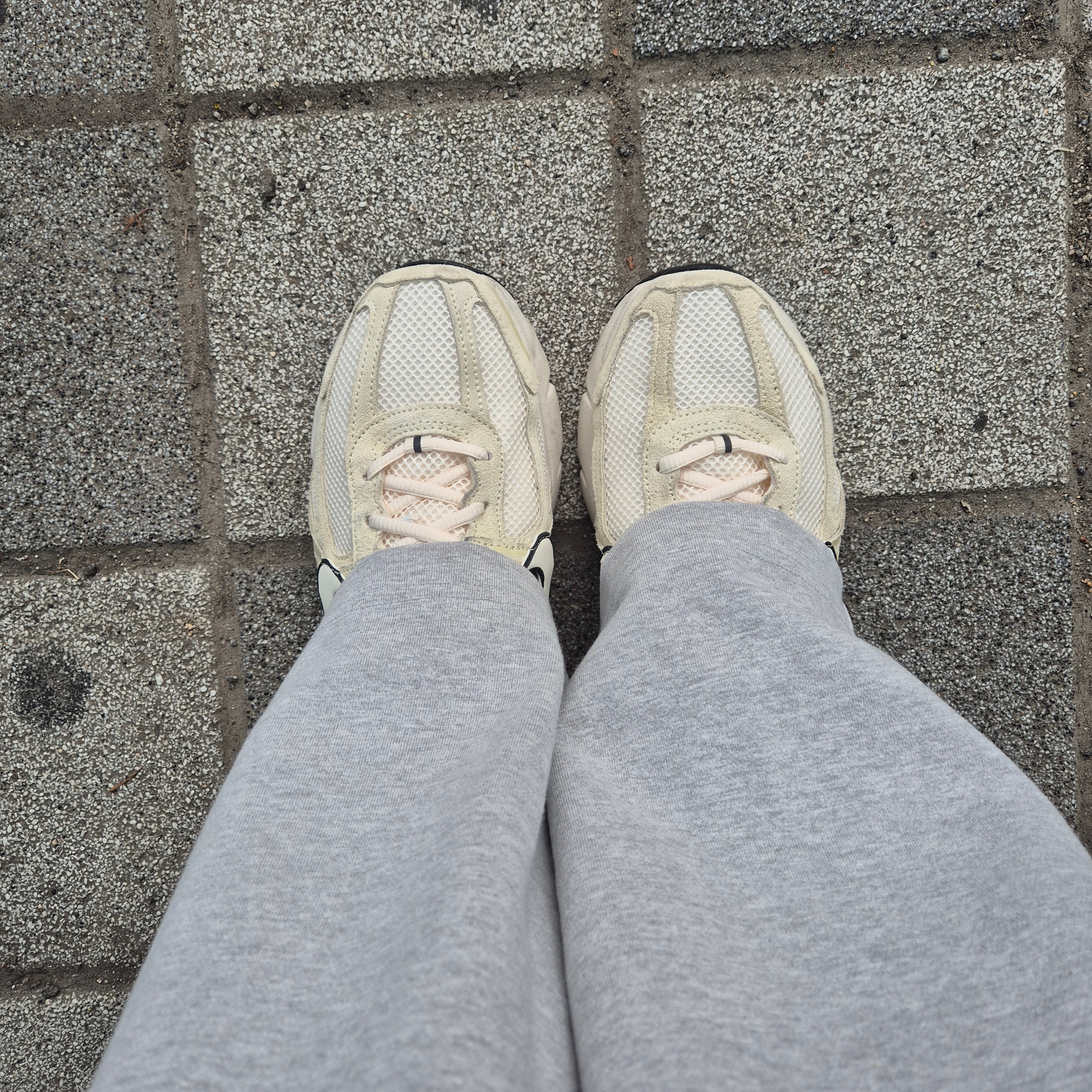 Nike Zoom Vomero 5 Alabaster Pale Ivory 착용 스타일