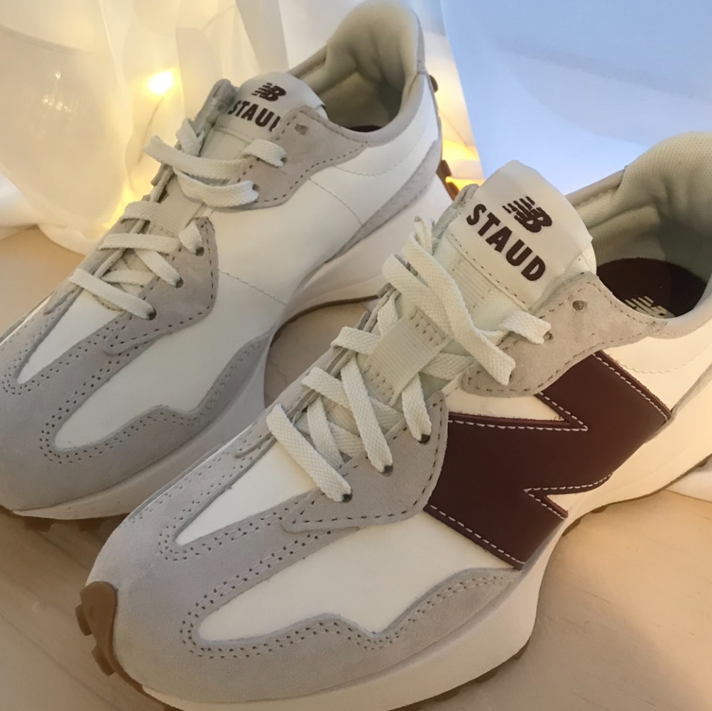 (W) New Balance x Staud 327 Moonbeam 착용 스타일