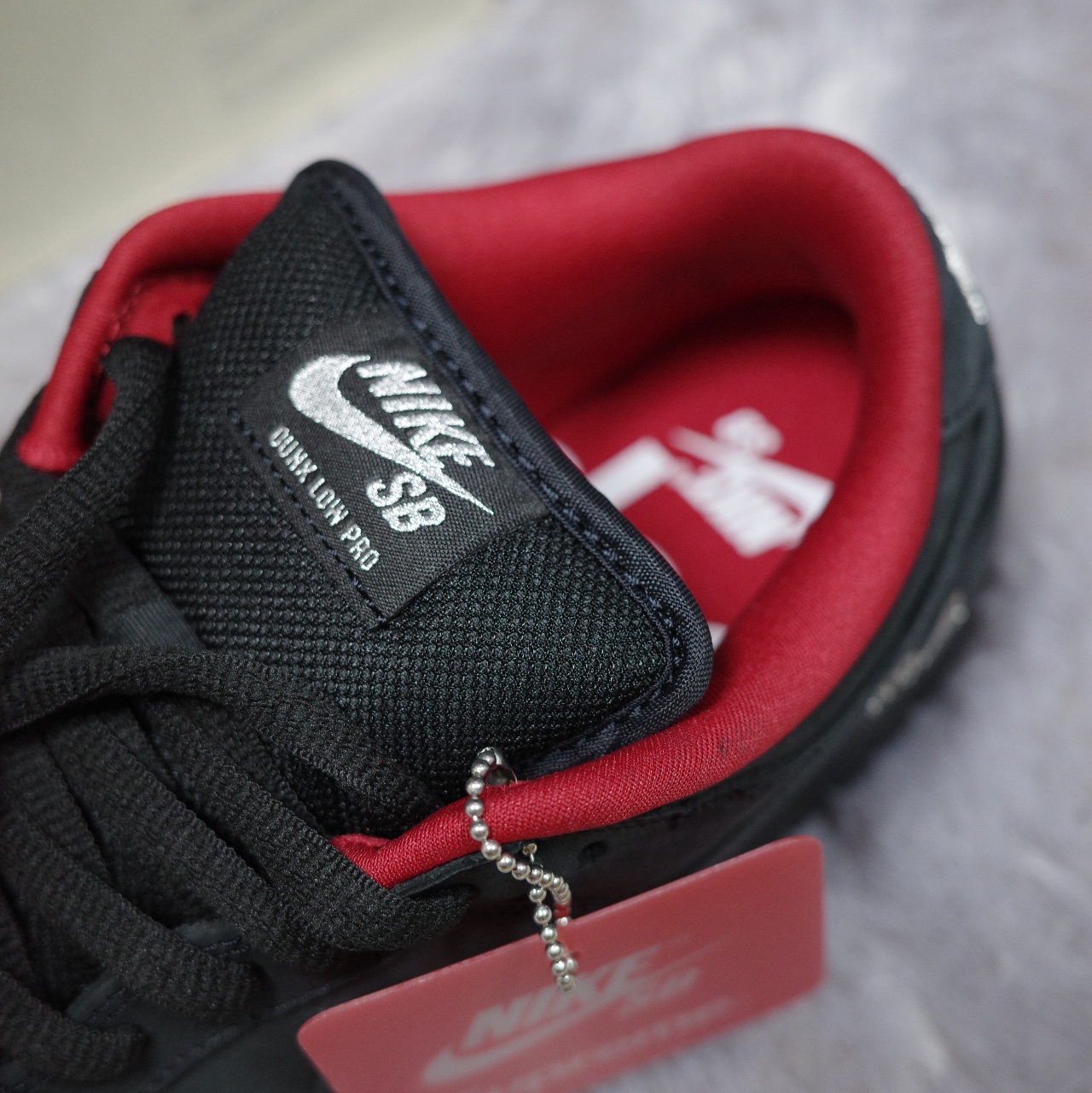 Nike x Supreme SB Dunk Low Black 착용 스타일 - 2