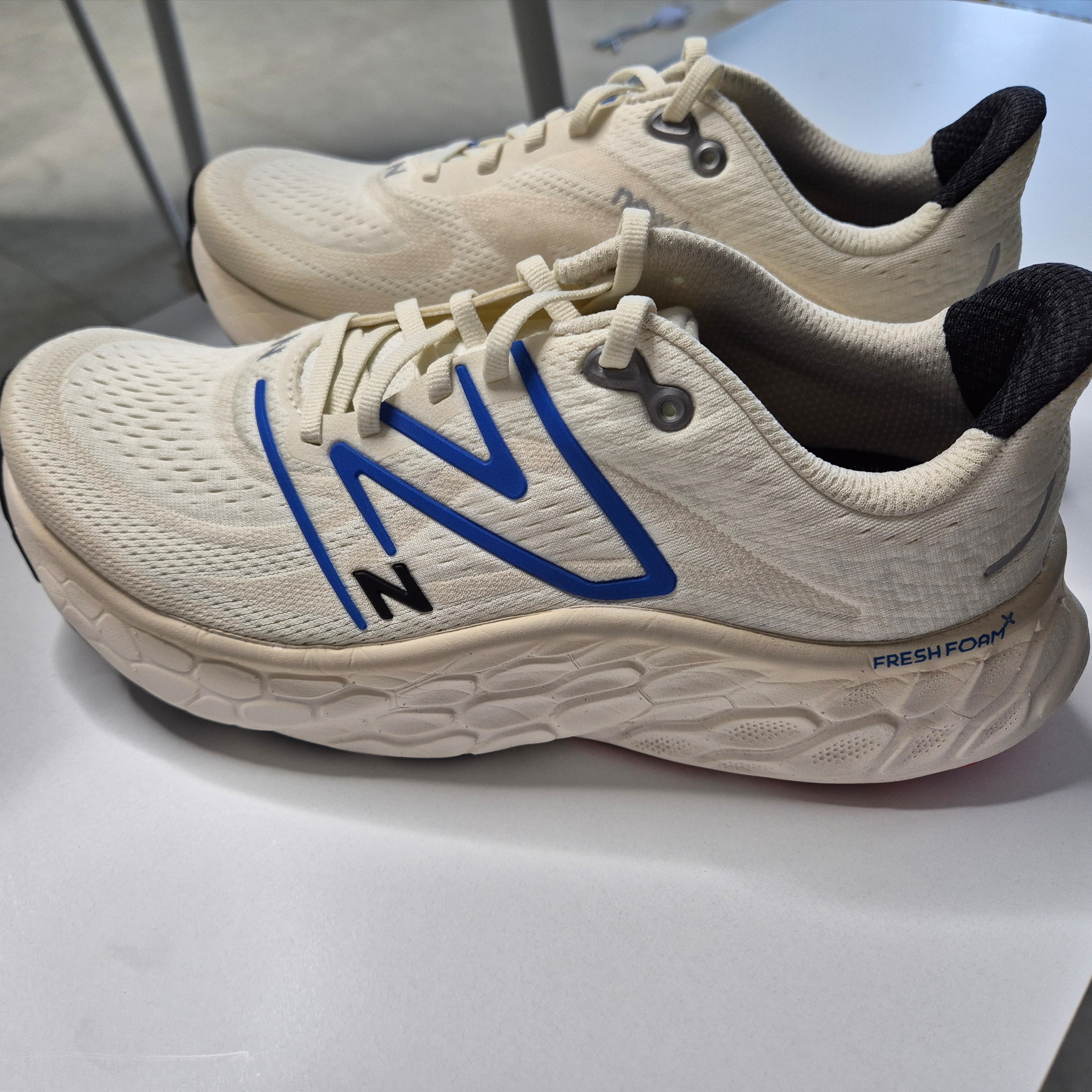 New Balance Fresh Foam X More v4 Sea Salt Blue Oasis - 2E Wide 착용 스타일