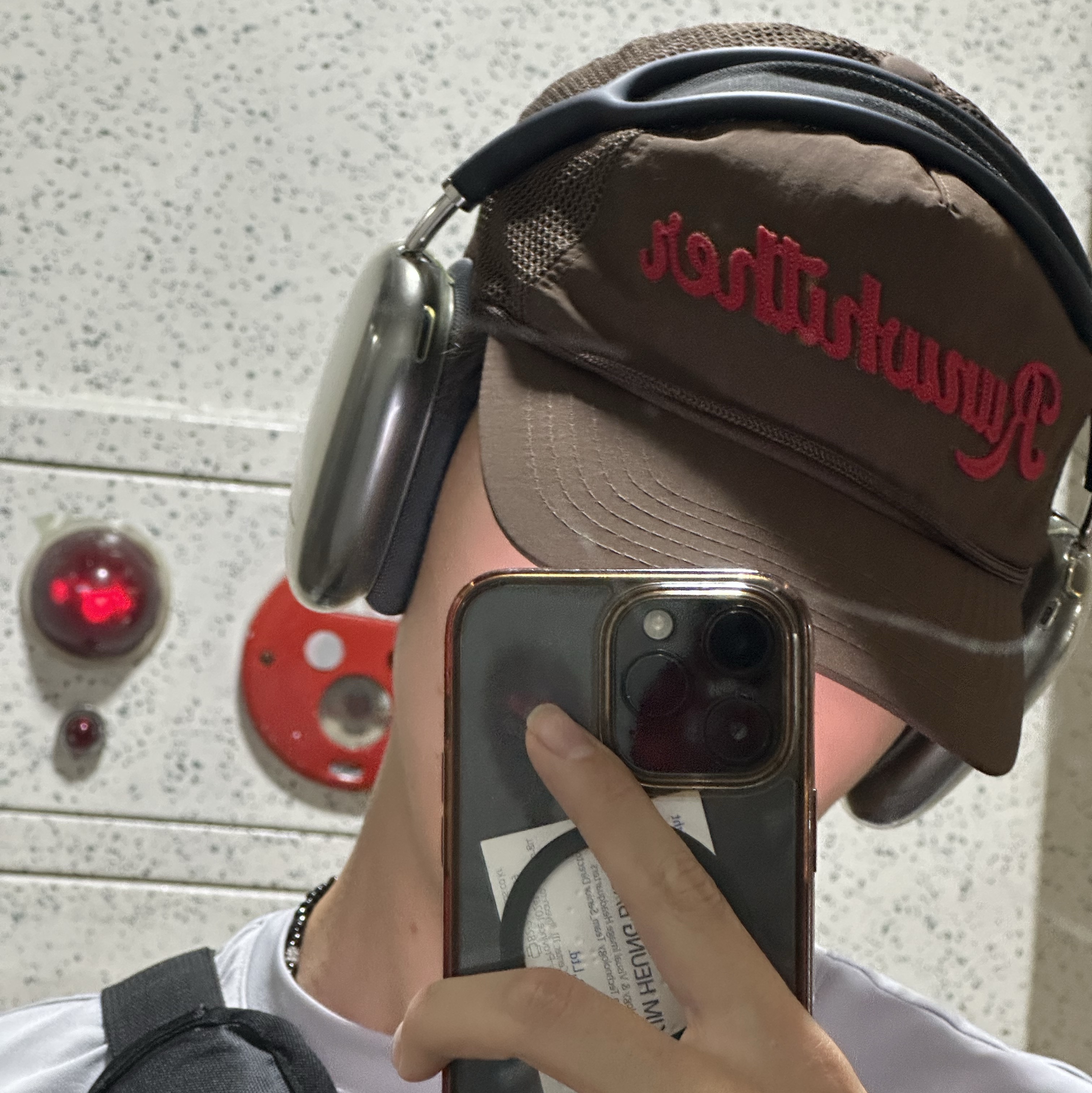 [KREAM 단독] runwhither Trucker Cap Brown, Apple AirPods Max Lightning Space Gray (Korean Ver.) 착용 스타일