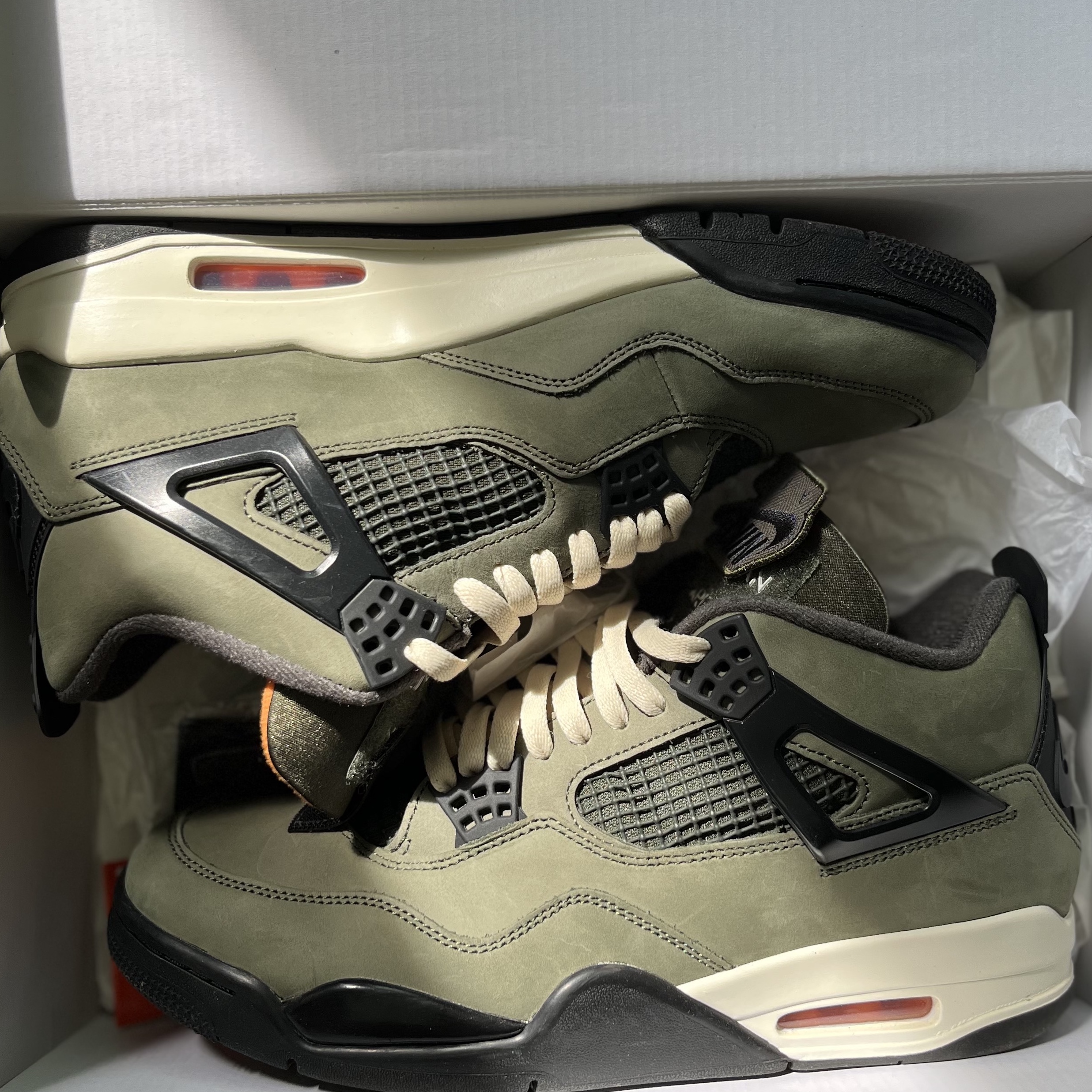 Jordan 4 x Undefeated Retro OG SP Deep Green and Clementine 착용 스타일 - 2