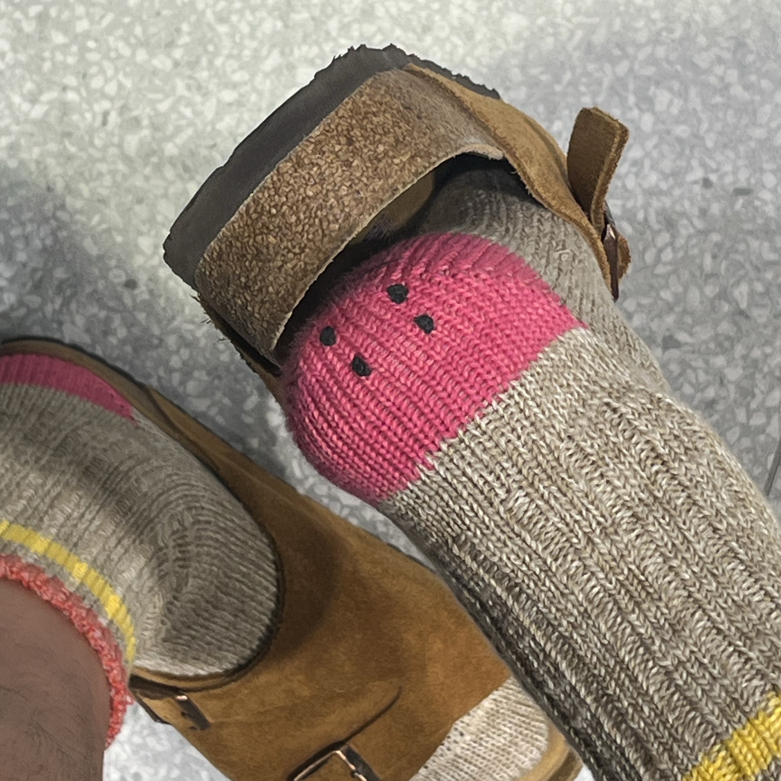 Kapital 60 Ivy Rainbowy Happy Heel Hold Socks Beige Pink 착용 스타일