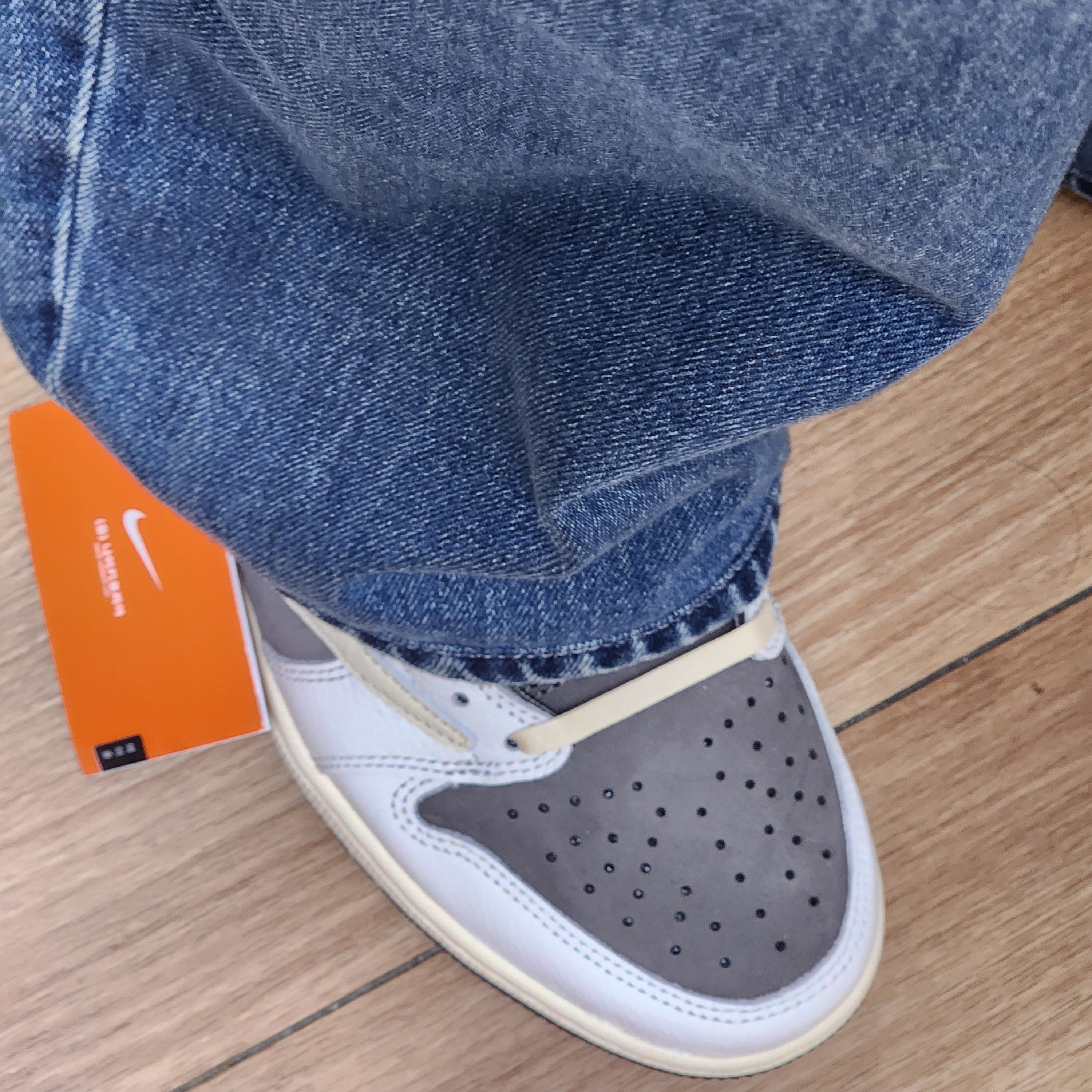 Jordan 1 x Travis Scott Retro Low OG SP Sail and Ridgerock 착용 스타일