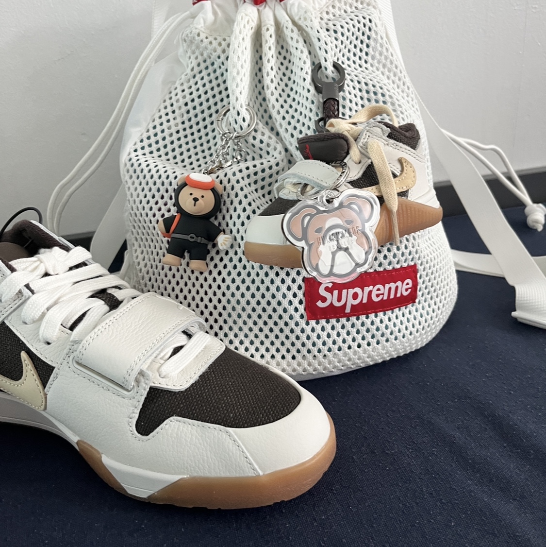 Jordan x Travis Scott Jumpman Jack TR Sail and Dark Mocha, Supreme Mesh Small Backpack White - 23SS 착용 스타일