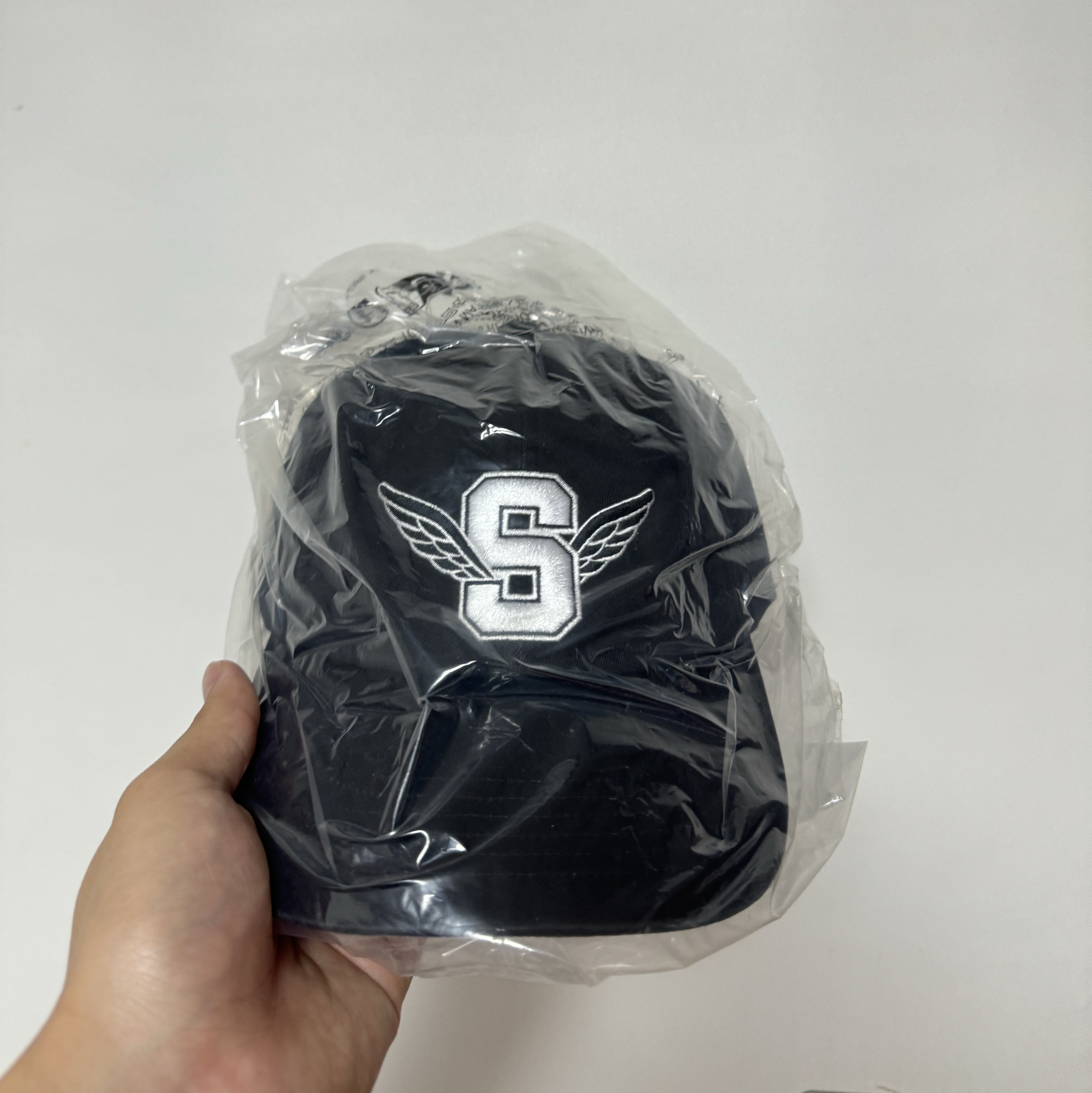 Supreme Wings Logo 6-Panel Black - 25SS 착용 스타일