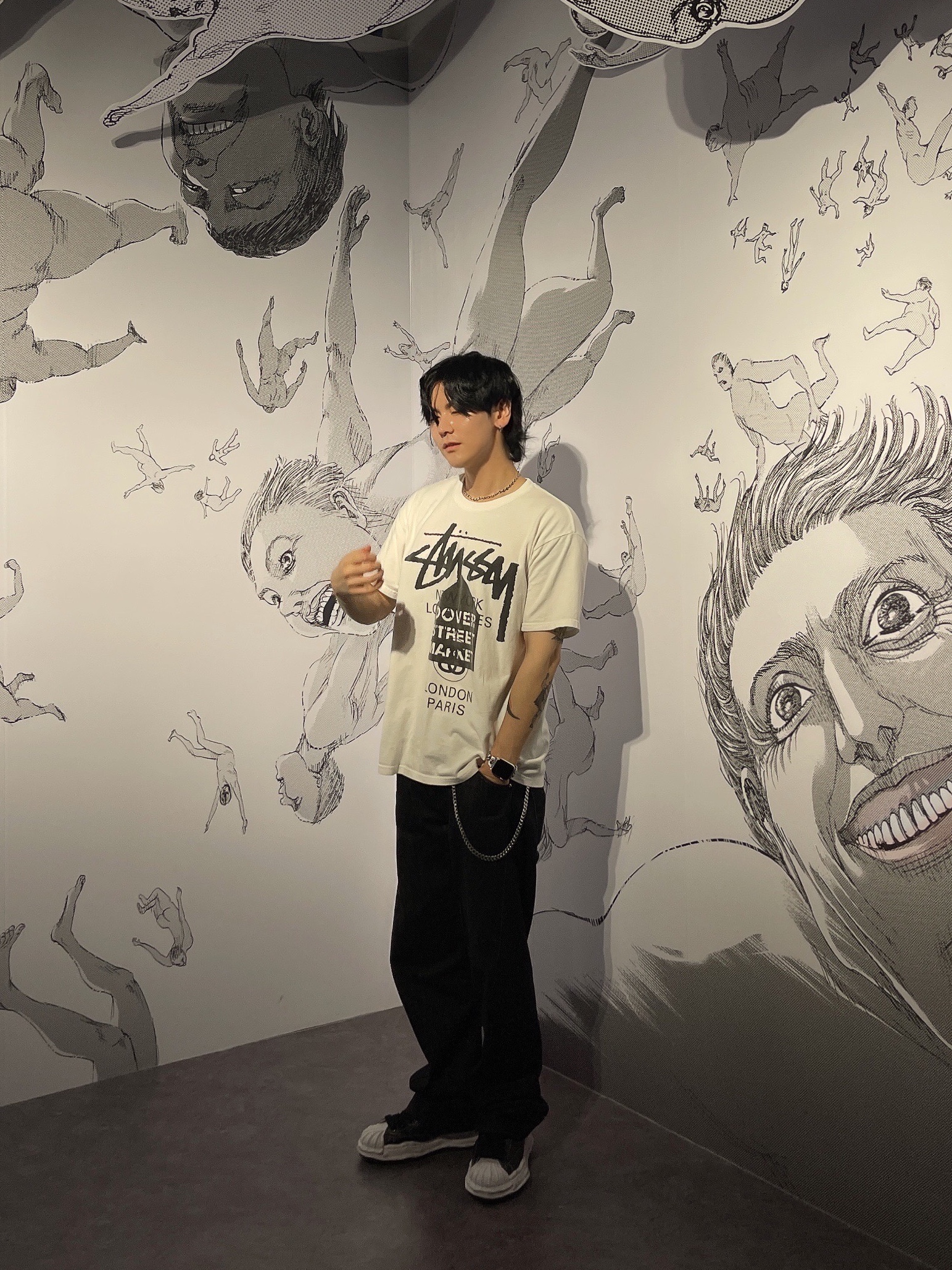 Stussy DSM World Tour T-Shirt White 2023, Maison Mihara Yasuhiro Blakey OG Sole Canvas Low-top Sneakers Black White 착용 스타일 - 1