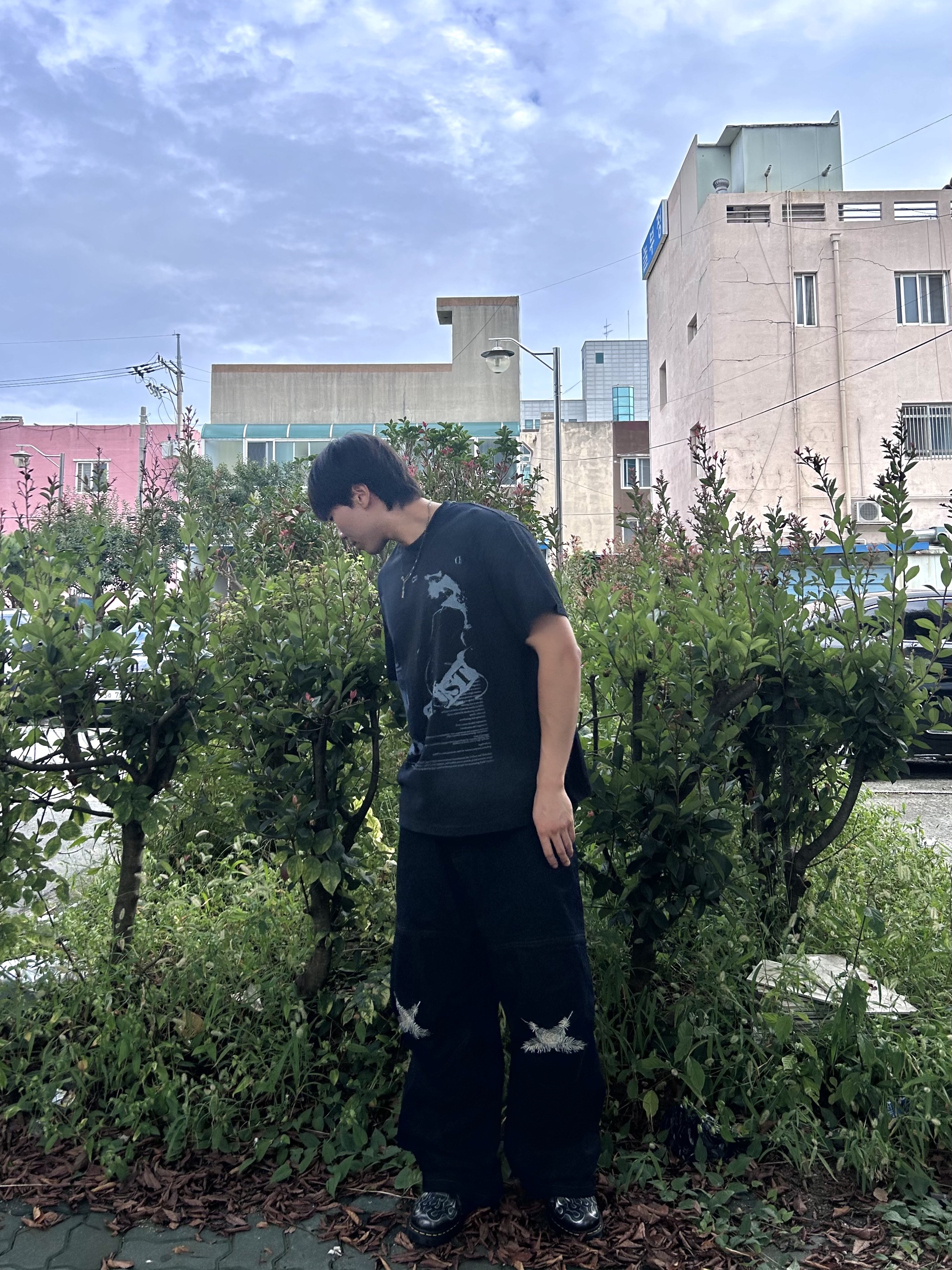 Aoiro Ooki Feather Denim Pants Dark Indigo, Dr. Martens 1461 Inferno Silver Black 착용 스타일 - 1