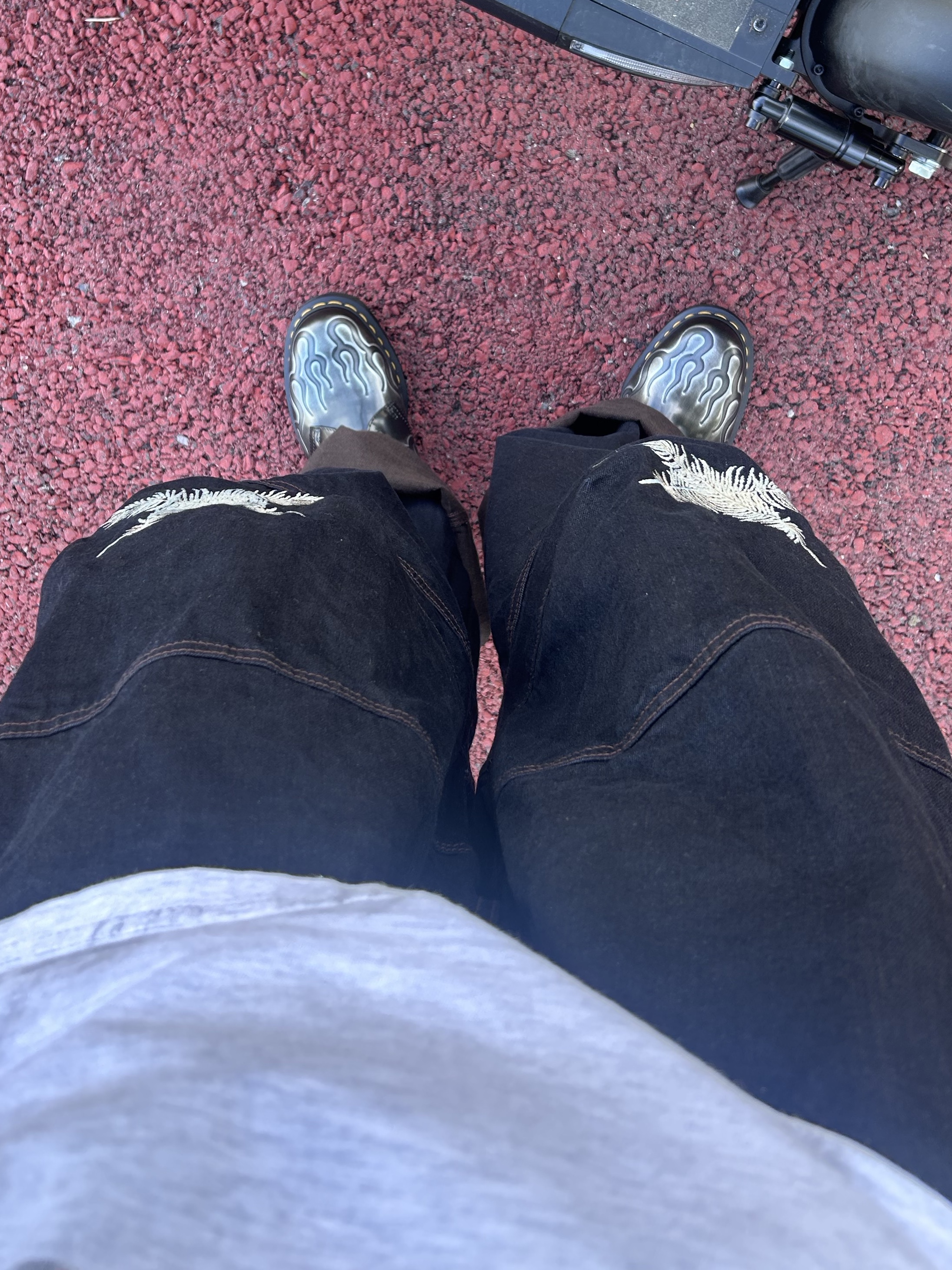 Aoiro Ooki Feather Denim Pants Dark Indigo, Dr. Martens 1461 Inferno Silver Black 착용 스타일 - 2