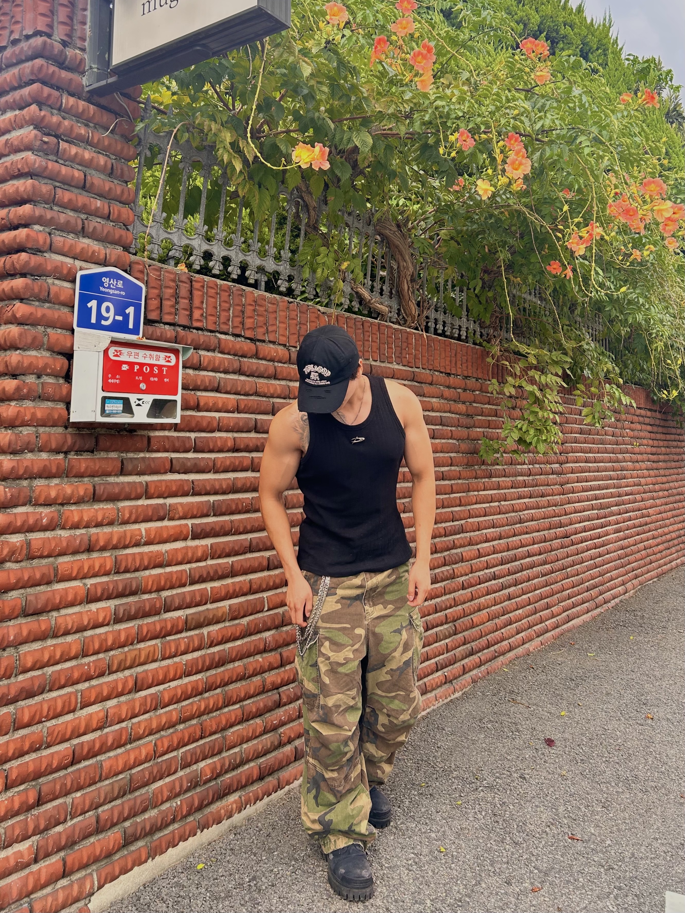 NOD Stone Washed Cargo Pants Camo, Balenciaga Combat Strike 20mm Boots Black 착용 스타일 - 1