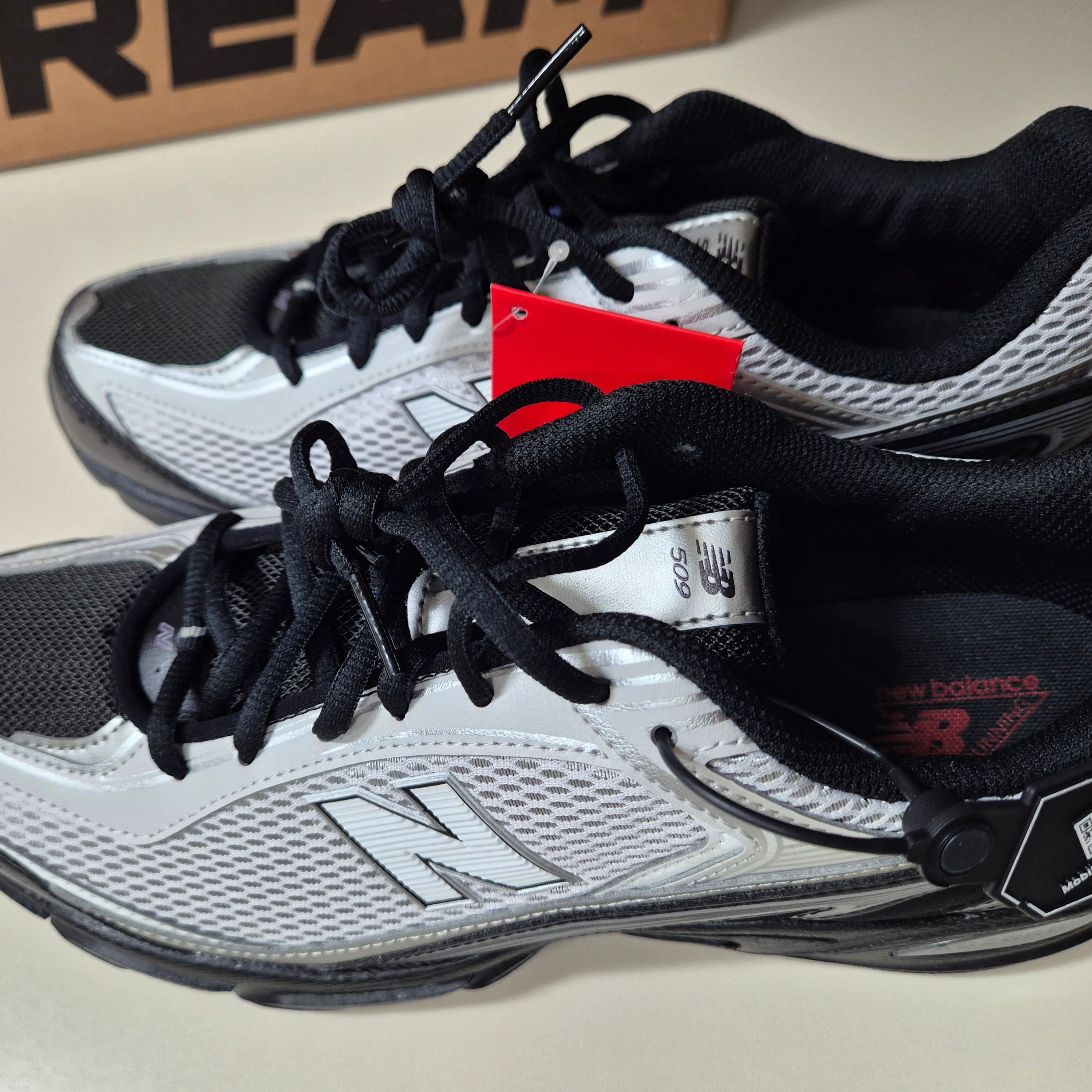 New Balance 509 Black Gray 착용 스타일 - 2