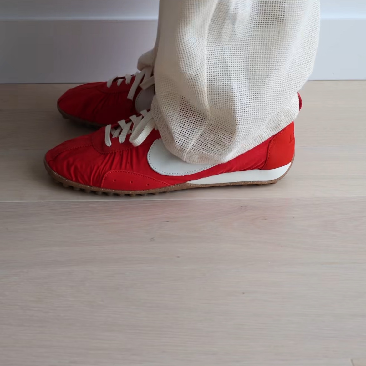 Nike x Jacquemus Moon Shoe SP University Red and Bicycle Yellow, Nike x Jacquemus Moon Shoe SP Off Noir Cashmere 착용 스타일 - 2