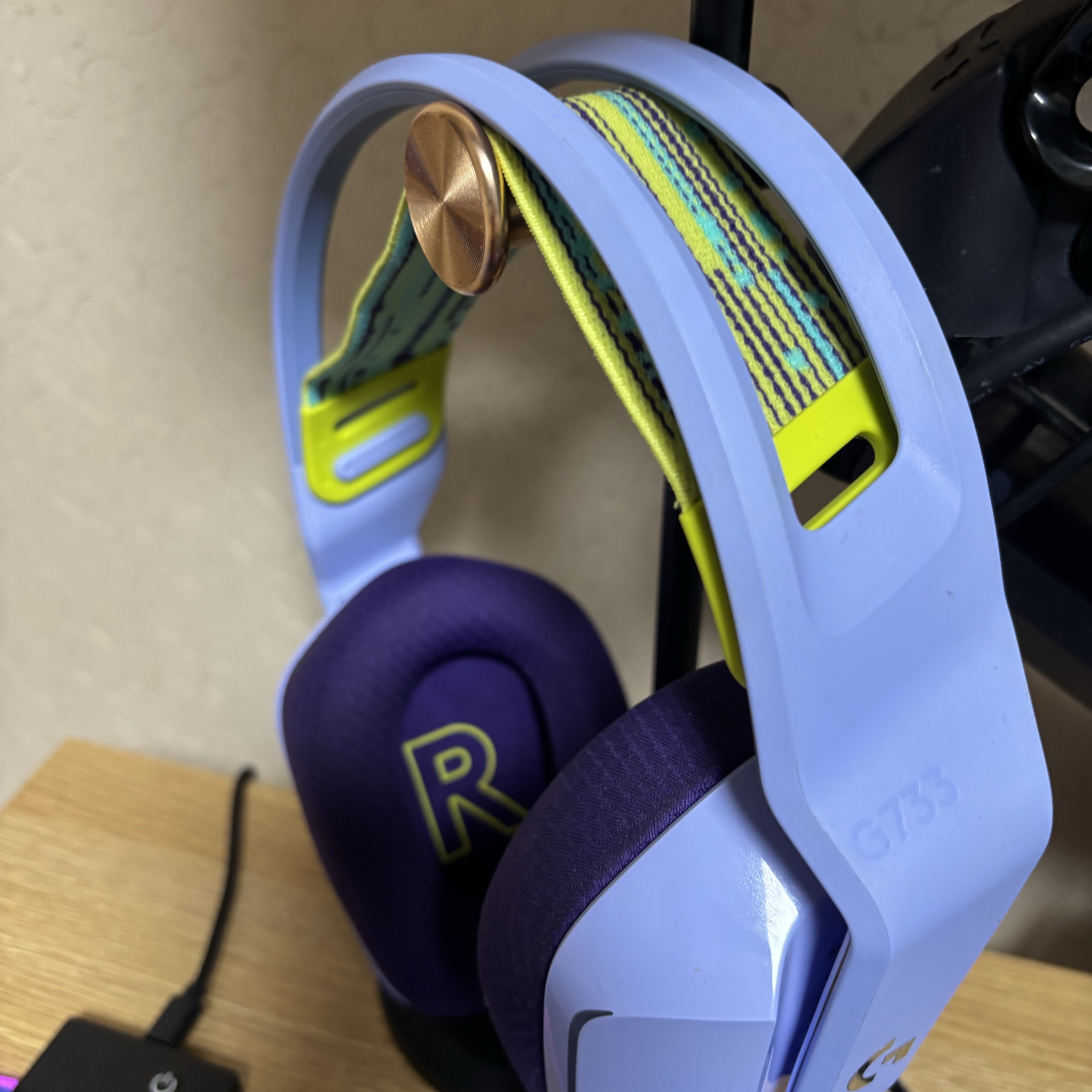 Logitech G733 LIGHTSPEED 7.1ch Wireless Gaming Headset Lilac 착용 스타일