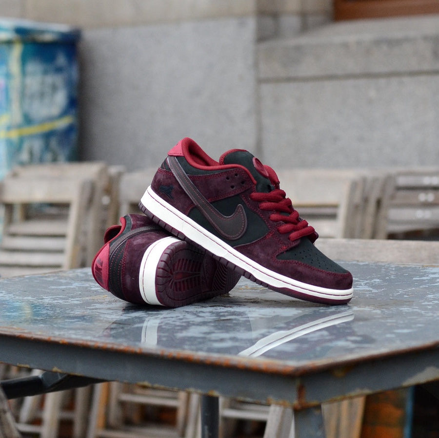 Nike x Riot Skateshop SB Dunk Low Pro Mahogany and Team Red 착용 스타일 - 2