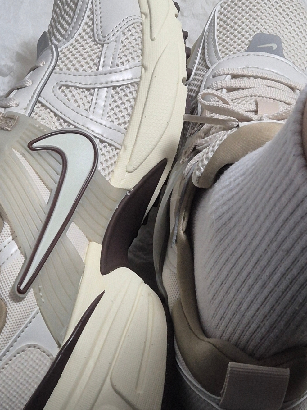 Nike V2K Run Light Orewood Brown Khaki 착용 스타일
