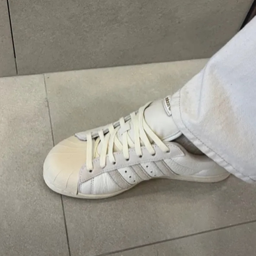 Adidas Superstar 82 White Aluminum 착용 스타일