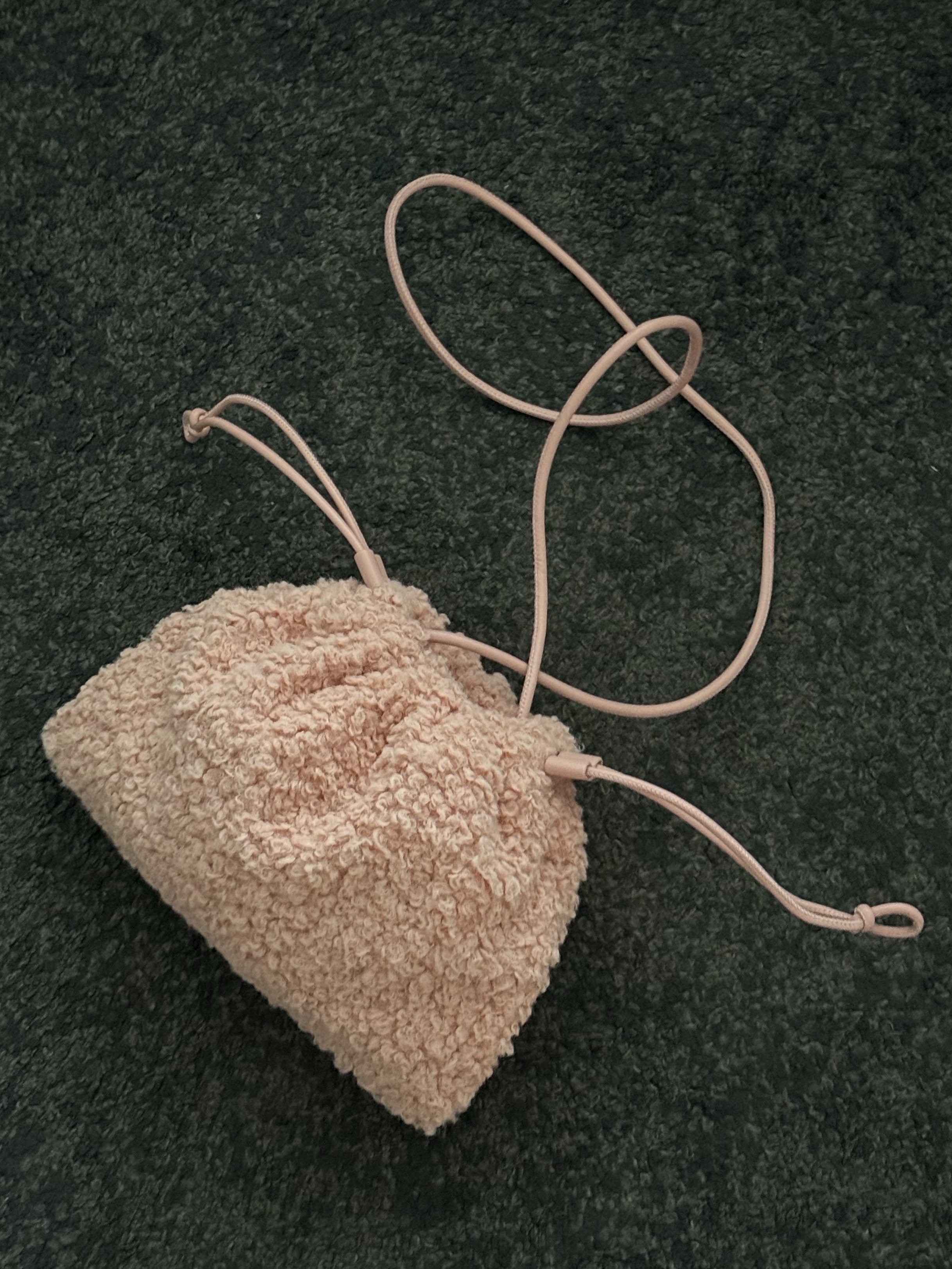 COS Cavatelli Faux Shearling Mini Clutch Pink 착용 스타일