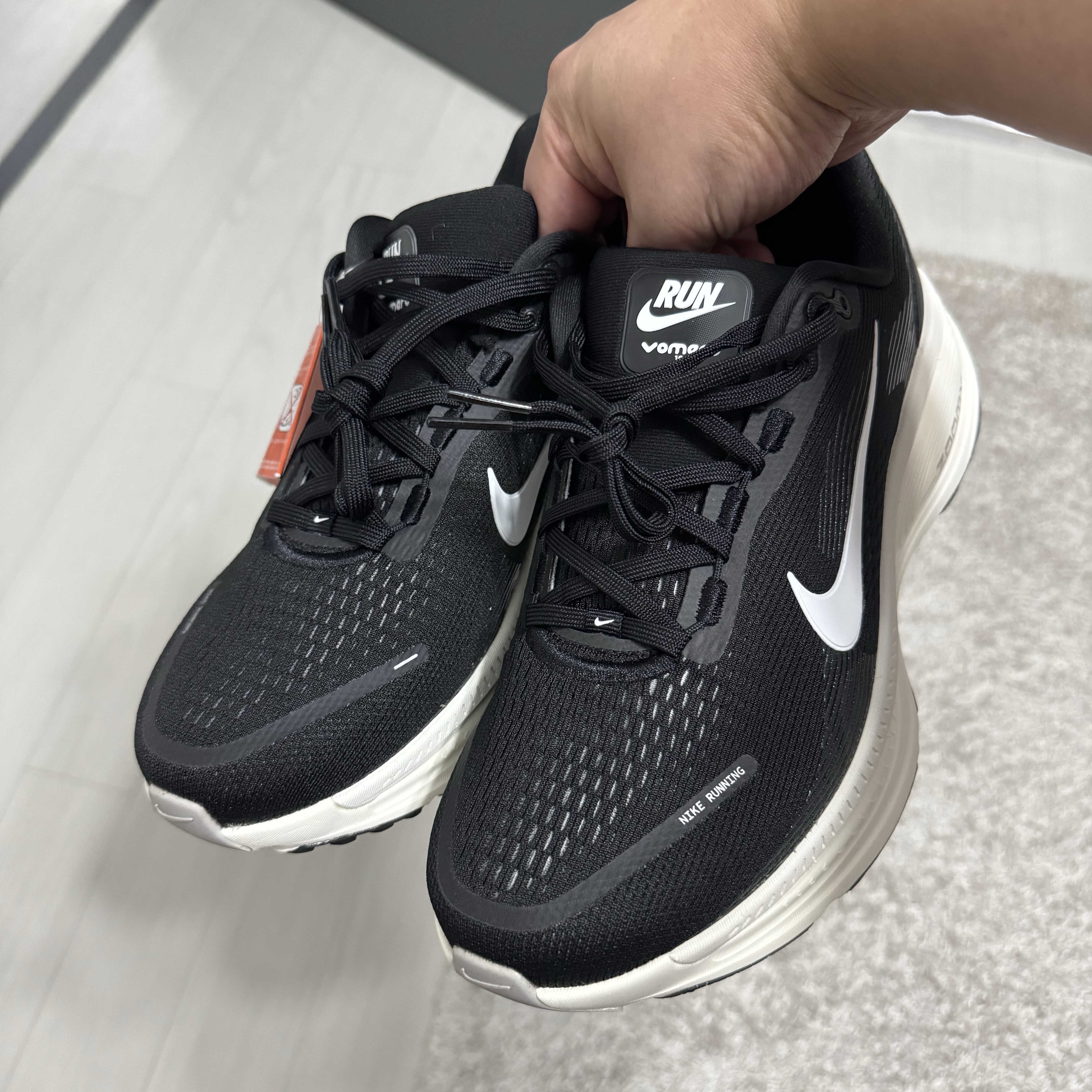 Nike Vomero 18 Black Coconut Milk 착용 스타일
