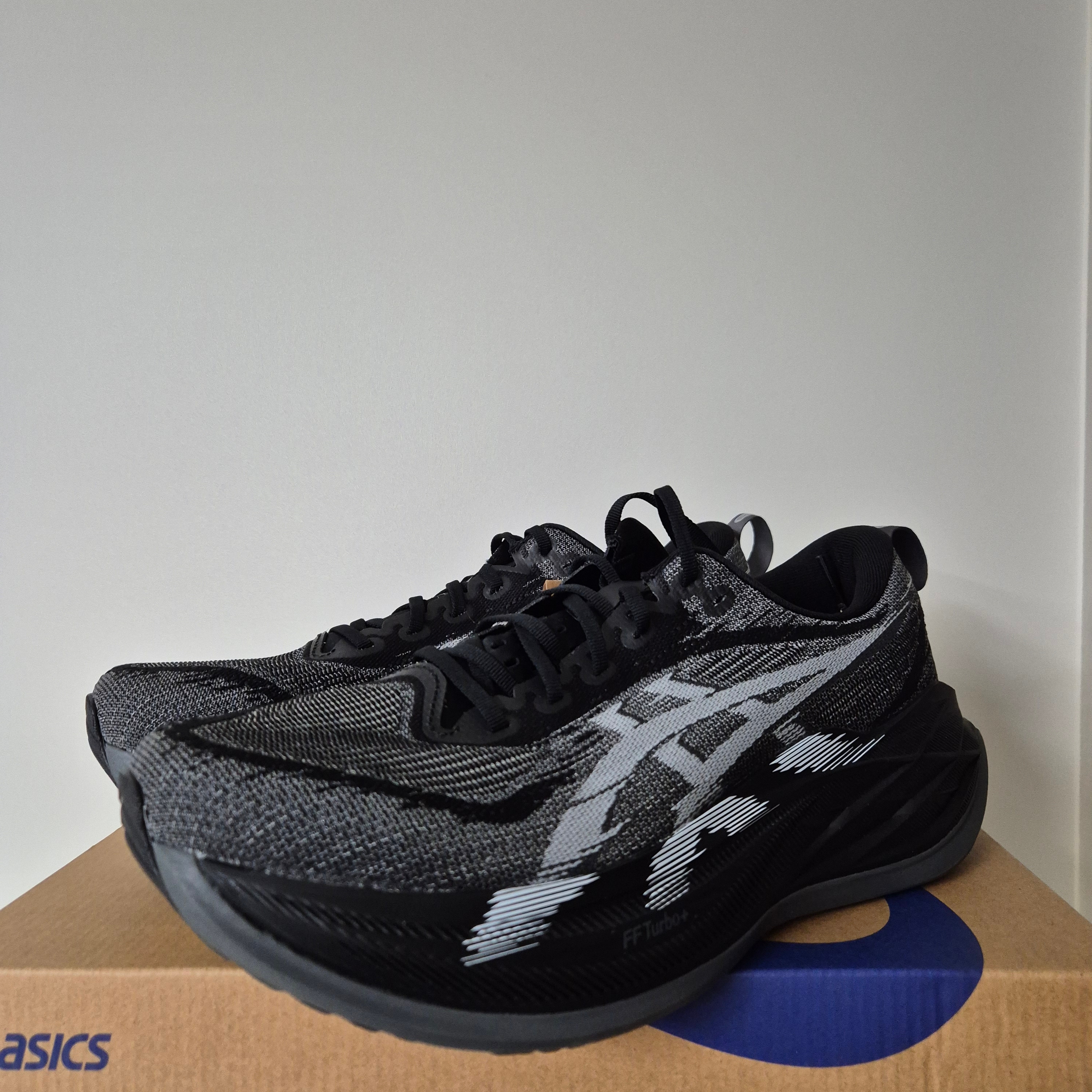 Asics Superblast 2 Black White 착용 스타일