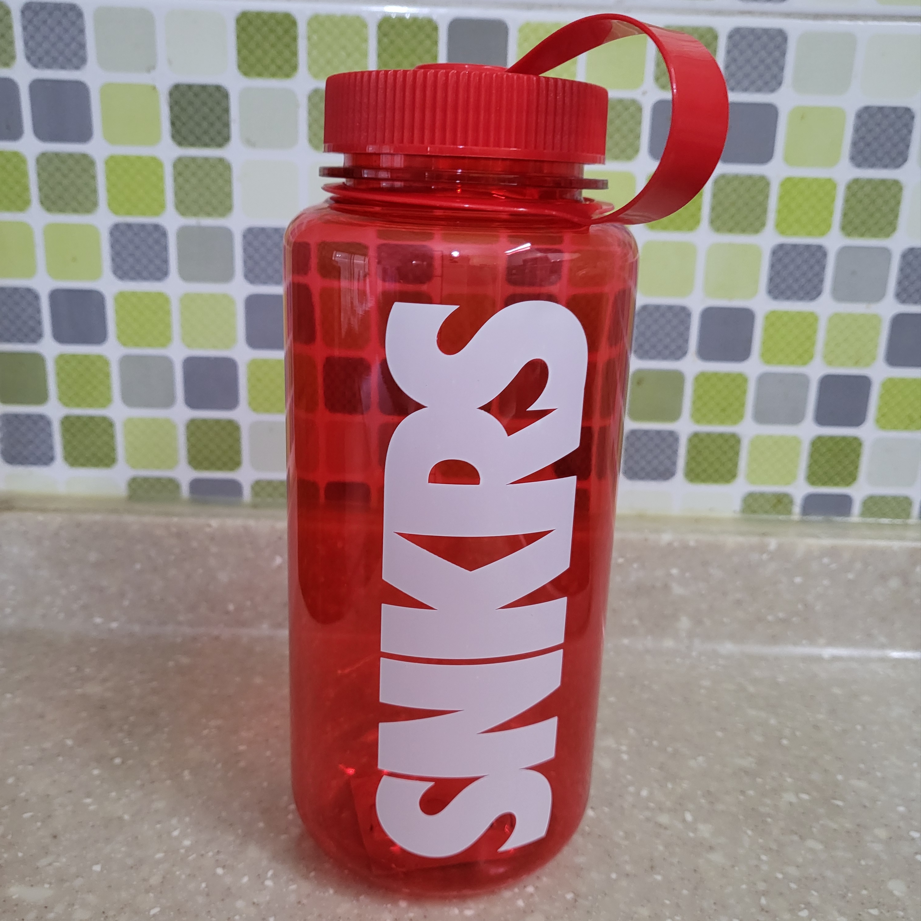 Nike SNKRS Water Bottle 0.9L Red 착용 스타일