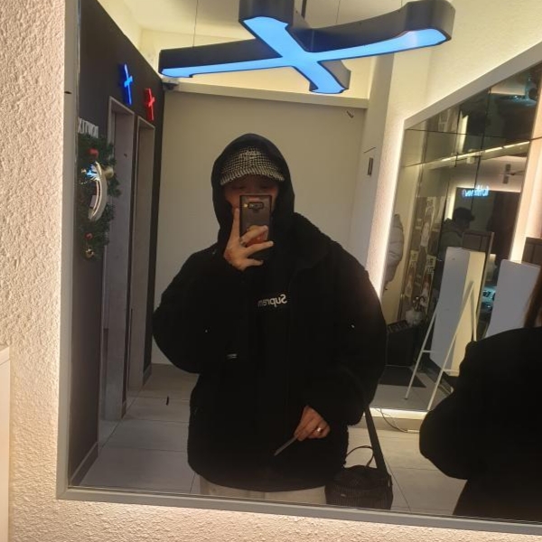 Supreme Harris Tweed 6-Panel White - 24FW, Supreme Box Logo Hooded Sweatshirt Black - 24FW 착용 스타일