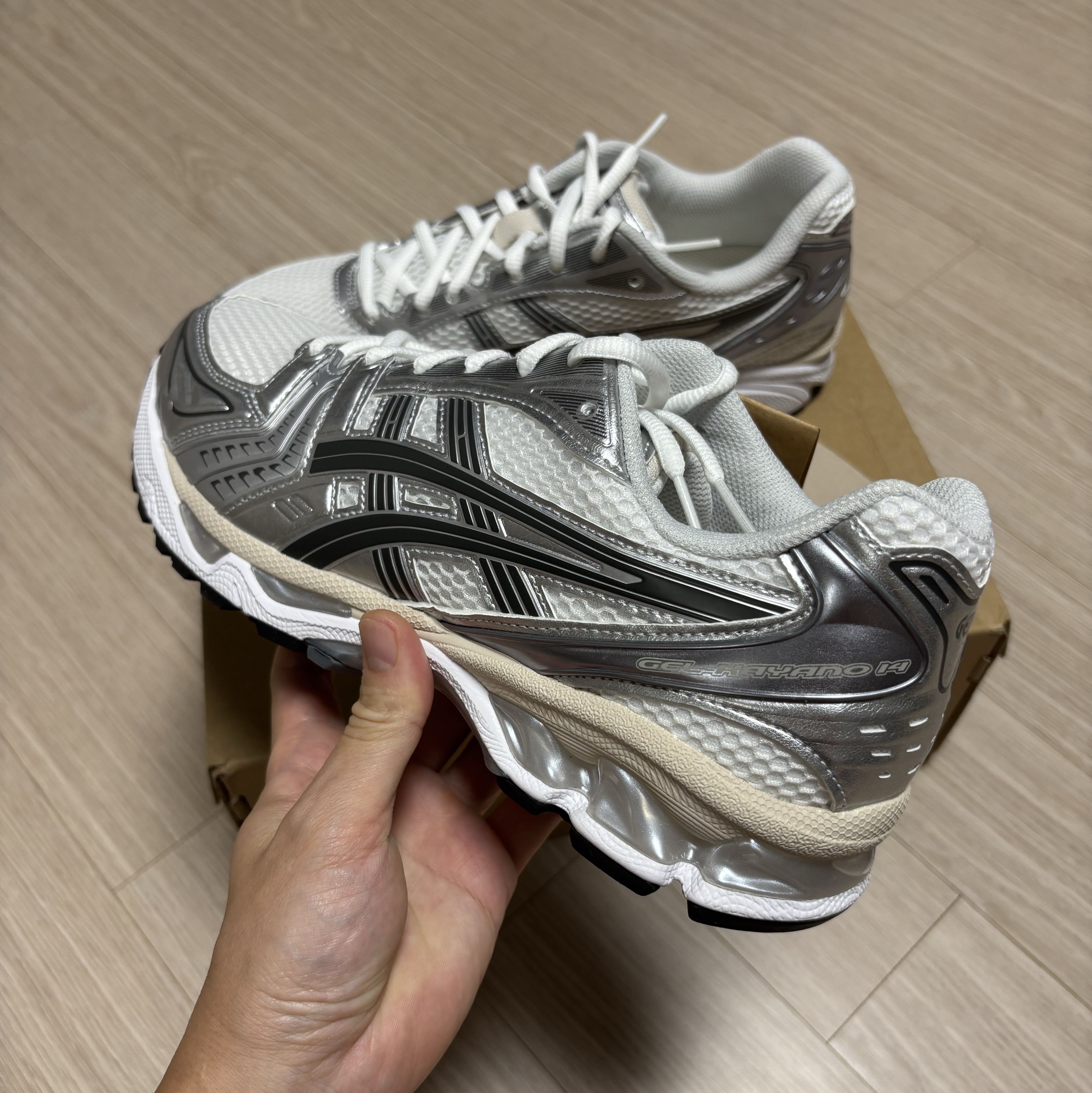 Asics Gel-Kayano 14 White Graphite Grey 착용 스타일 - 4