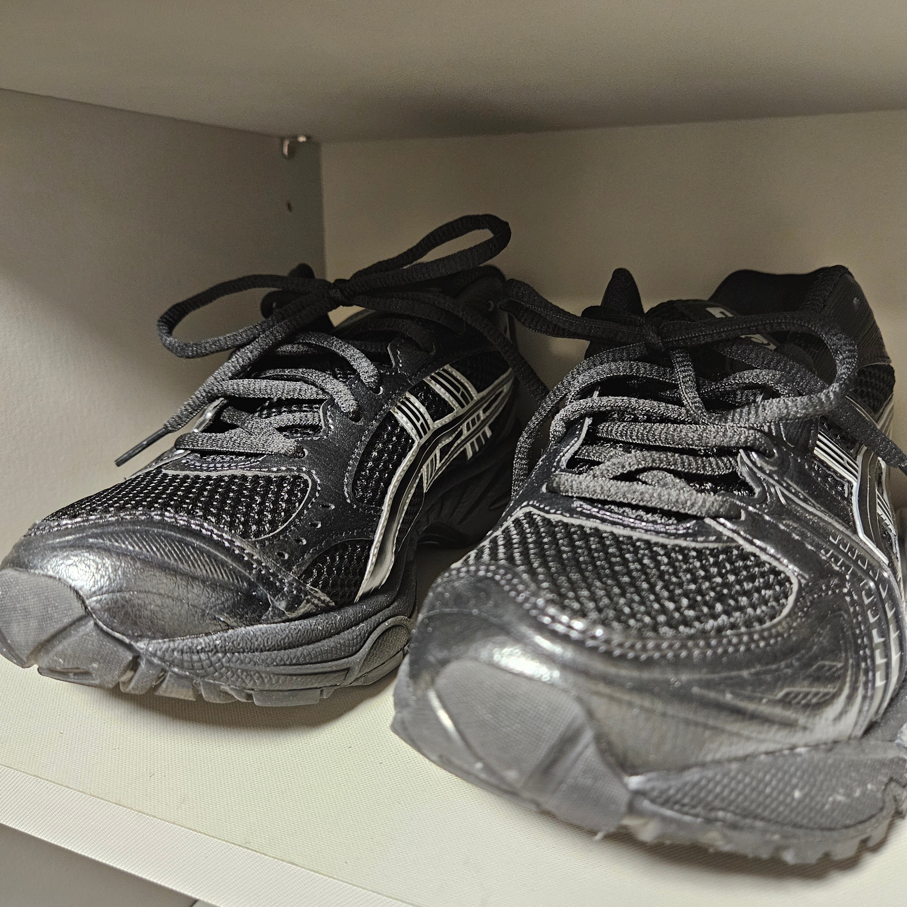Asics Gel-Kayano 14 Black Pure Silver 착용 스타일